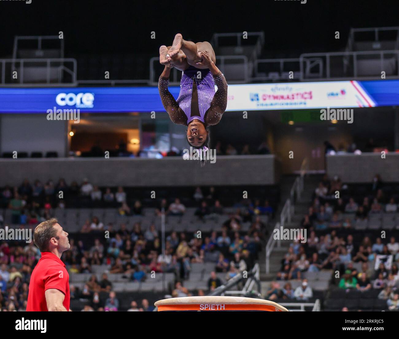 25 agosto 2023: Simone Biles fa la cripta Yurchenko Double Pike durante il Woman's Day 1 dei Campionati statunitensi di ginnastica 2023 alla SAP Arena di San Jose, CALIFORNIA. Kyle Okita/CSM Credit: Cal Sport Media/Alamy Live News Foto Stock