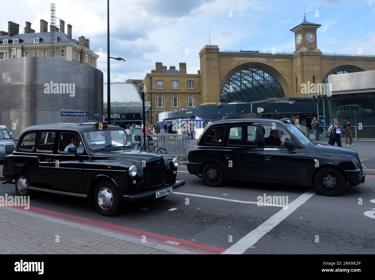 Bildnummer: 58271397 Datum: 21.07.2012 Copyright: imago/Xinhua (120723) - LONDRA, 23 luglio 2012 (xinhua) - taxi taxi taxi drive vicino alla stazione King S Cross a Londra, Gran Bretagna, il 21 luglio 2012. (Xinhua/Gong lei) (nxl) (OLY2012)GRAN BRETAGNA-LONDRA-TRANSPORT PUBLICATIONxNOTxINxCHN Gesellschaft Verkehr x2x xst 2012 quer o0 Straße 58271397 Data 21 07 2012 Copyright Imago XINHUA Londra 23 luglio 2012 XINHUA taxi Cabs Drive vicino alla stazione King S Cross a Londra Gran Bretagna IL 21 luglio 2012 XINHUA Gong lei nxl Britain London Transportation PUBLICATIONxNOTxINxCHN Society Traffic x2x 2012 Horizontal Foto Stock