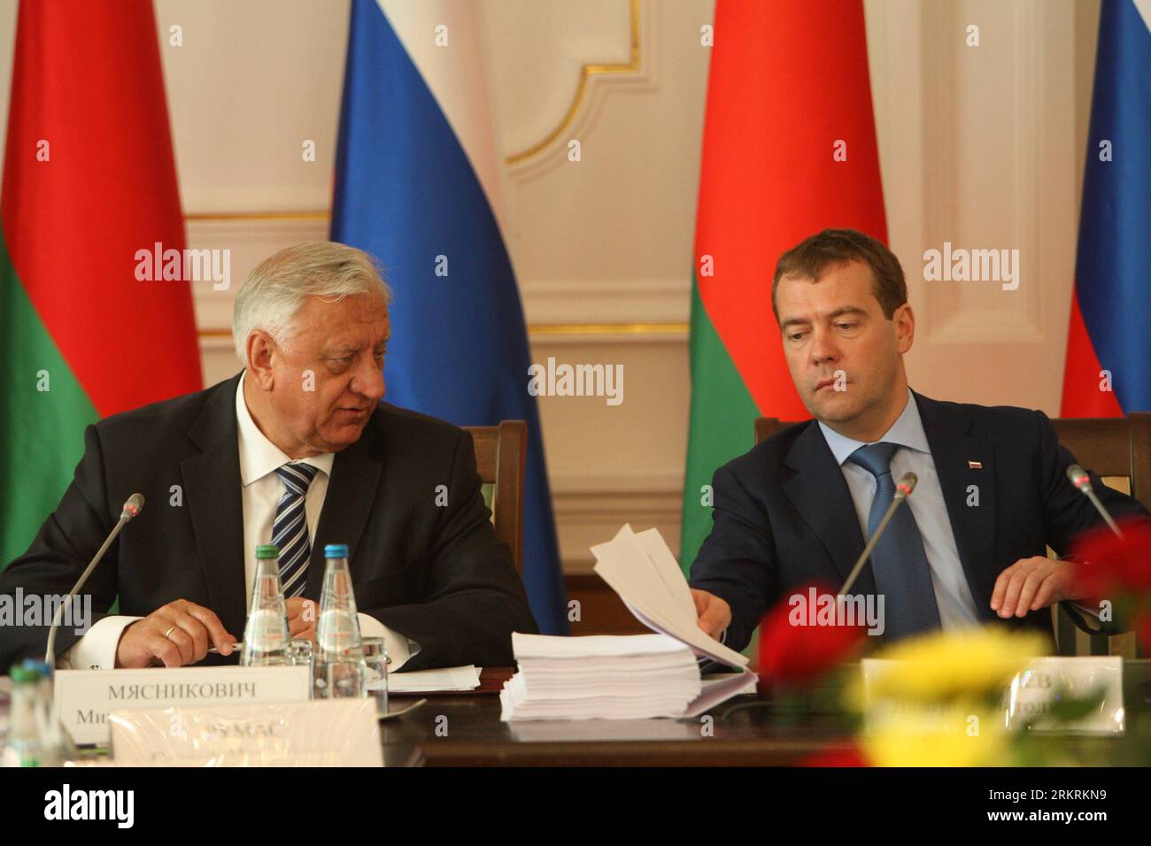 Bildnummer: 58275626 Datum: 19.07.2012 Copyright: imago/Xinhua (120719) -- MINSK, 19 luglio 2012 (Xinhua) -- il primo ministro russo Dmitry Medvedev (R) e la sua controparte bielorussa Mikhail Myasnikovich partecipano alla cerimonia di firma a Minsk, Bielorussia, 18 luglio 2012. Mercoledì la Bielorussia e la Russia hanno firmato qui un contratto generale per lo sviluppo della centrale nucleare bielorussa (NPP). (Xinhua)(zcc) BELARUS-MINSK-RUSSIA-NPP-CONTRACT PUBLICATIONxNOTxINxCHN People Politik x0x xst 2012 quer 58275626 Data 19 07 2012 Copyright Imago XINHUA Minsk 19 luglio 2012 XINHUA Russian prime minis Foto Stock