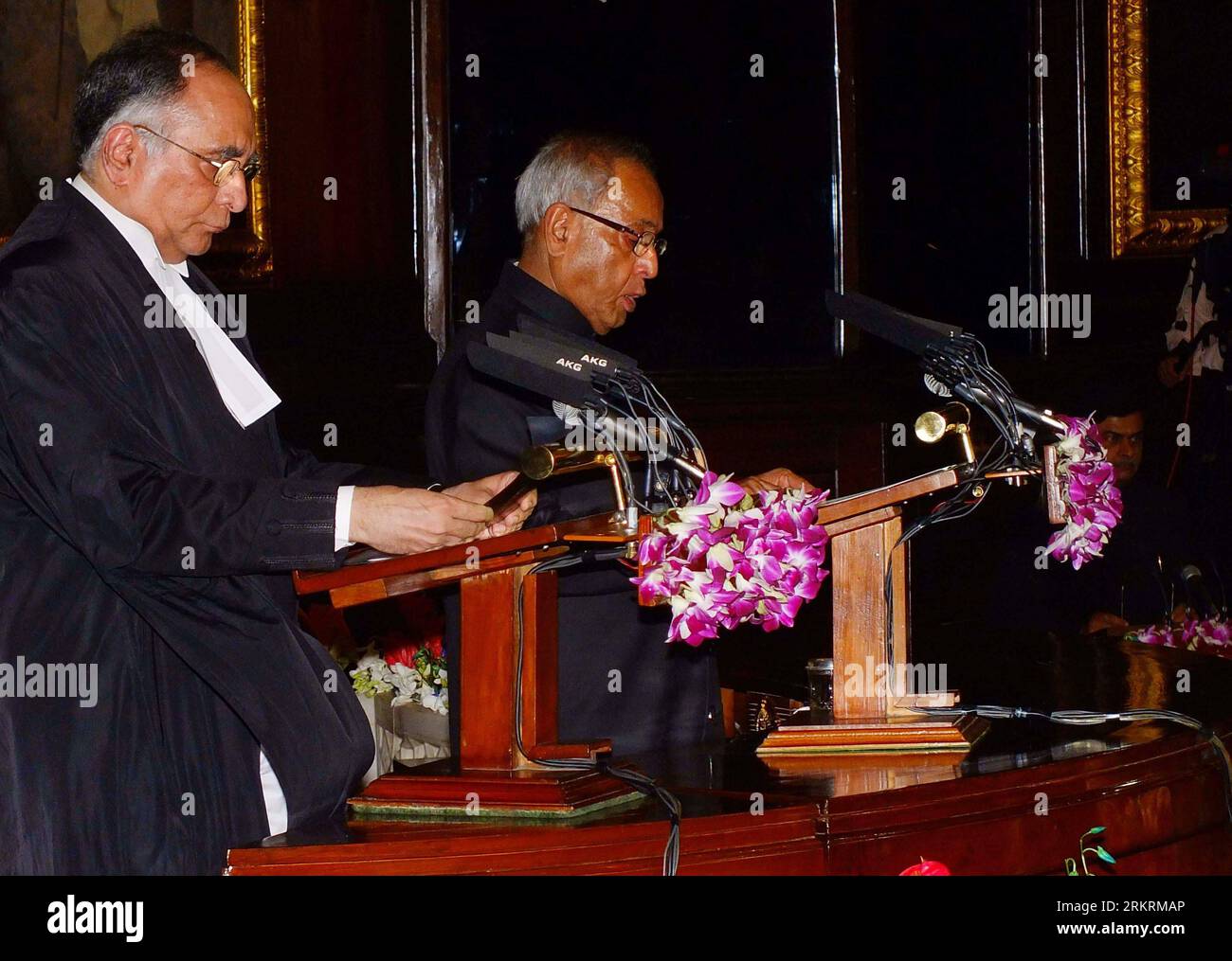 Bildnummer: 58278781 Datum: 25.07.2012 Copyright: imago/Xinhua (120725) -- NUOVA DELHI, 25 luglio 2012 (Xinhua) -- il Chief Justice of India S.H. Kapadia (L) amministra il giuramento al nuovo presidente Pranab Mukherjee (R) durante la cerimonia di giuramento presso la sala centrale del Parlamento a nuova Delhi, in India, il 25 luglio 2012. L'ex ministro delle Finanze indiano Pranab Mukherjee ha prestato giuramento come nuovo presidente del paese mercoledì. (Xinhua) (cl) INDIA-NUOVO PRESIDENTE-GIURAMENTO NELLA CERIMONIA PUBLICATIONxNOTxINxCHN persone Politik premiumd xbs x0x 2012 quer 58278781 Data 25 07 2012 Copyright IMA Foto Stock