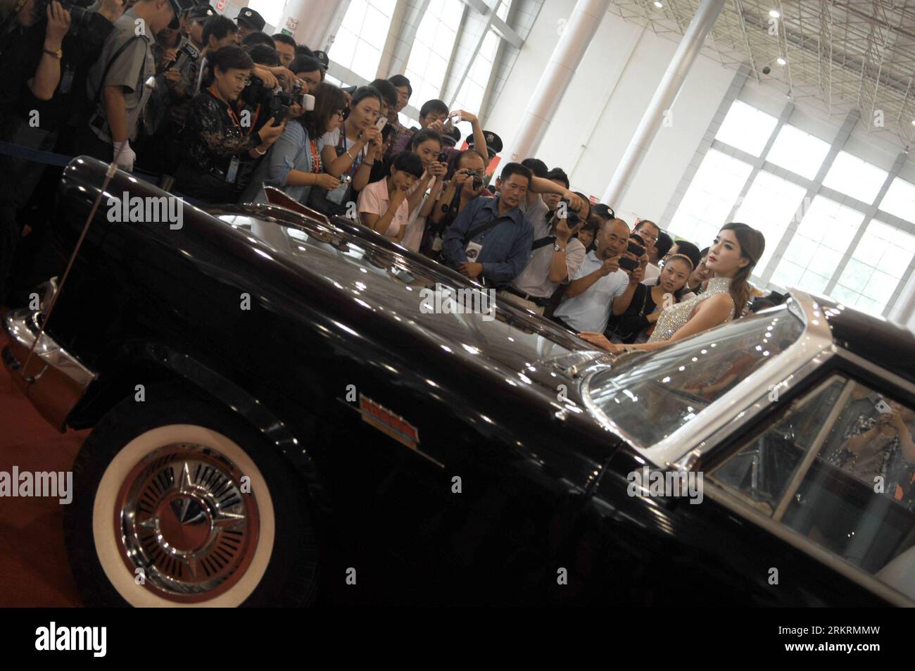 Bildnummer: 58280727 Datum: 26.07.2012 Copyright: imago/Xinhua (120726) -- XINING, 26 luglio 2012 (Xinhua) -- scatta foto di un'auto d'epoca e di un modello di auto al 2012 China (Qinghai) International Automotive Culture Exposition a Xining, capitale della provincia del Qinghai della Cina nord-occidentale, 26 luglio 2012. L'esposizione, iniziata il giovedì, durerà sei giorni. (Xinhua/Wang Bo) (wjq) CHINA-QINGHAI-XINING-AUTOMOTIVE CULTURE EXPOSITION (CN) PUBLICATIONxNOTxINxCHN Gesellschaft xbs x2x 2012 quer o0 Hongqi Hong qi Auto Oldtimer Rote Fahne Red flag 58280727 Data 26 07 2012 Copyright Imago XI Foto Stock