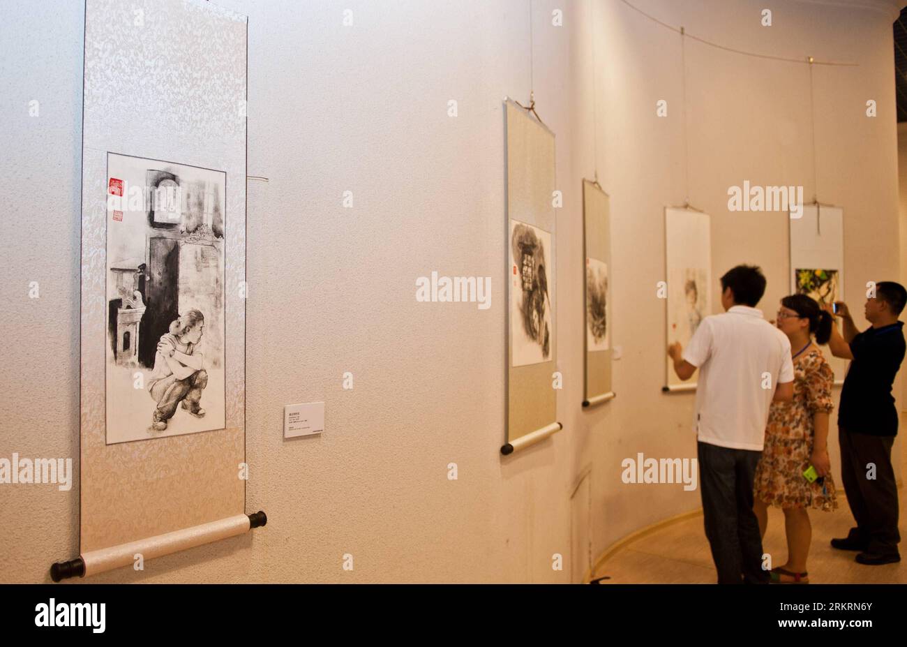Bildnummer: 58283470 Datum: 27.07.2012 Copyright: imago/Xinhua (120727) -- TIANJIN, 27 luglio 2012 (Xinhua) -- Visit the Tianjin Port International Contemporary Art Exhibition in Tianjin, Cina settentrionale, 27 luglio 2012. La mostra di due mesi è stata inaugurata venerdì per celebrare il 60° anniversario della riapertura del Porto di Tianjin. Ha esposto più di 100 opere d'arte di 16 artisti provenienti da 10 paesi e regioni. (Xinhua/Zhang Chaoqun) (zc) CHINA-TIANJIN-ART EXHIBITION (CN) PUBLICATIONxNOTxINxCHN Kultur Bildende Kunst Ausstellung People Kunstausstellung Museum Kunstgegenstände Besucher xrj x0x 2012 quer Foto Stock