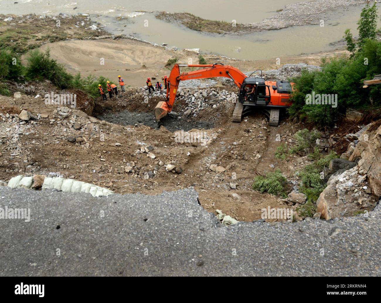 Bildnummer: 58286461 Datum: 27.07.2012 Copyright: imago/Xinhua (120728) -- PECHINO, 28 luglio 2012 (Xinhua) -- i lavoratori riparano la strada distrutta dal temporale nel punto panoramico di Shidu nel distretto suburbano di Fangshan a Pechino, capitale della Cina, 27 luglio 2012. Il distretto di Fangshan è stato colpito dal temporale il 21 luglio. Le acque calcaree hanno innescato inondazioni e frane nelle zone montuose del distretto. I soccorritori hanno recuperato 38 corpi a Fangshan, e la maggior parte delle vittime sono annegate. (Xinhua/Hong min) (ry) CHINA-BEIJING-FANGSHAN-RAINSTORM-DISASTER RELIEF (CN) PUBLICATIONxNOTxI Foto Stock