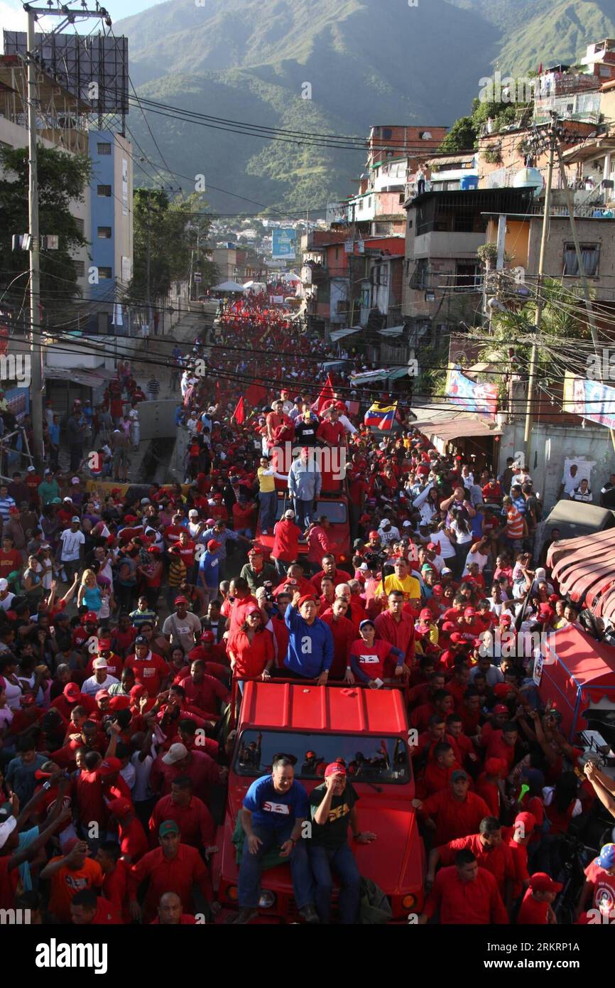 Bildnummer: 58287559 Datum: 28.07.2012 Copyright: imago/Xinhua (120729) -- PETARE, 29 luglio 2012 (Xinhua) -- la foto fornita dall'Ufficio presidenziale del Venezuela mostra il presidente venezuelano e candidato presidenziale Hugo Chavez che partecipa a una campagna in corso a Petare nello Stato di Miranda, 28 luglio 2012. (Ufficio presidenziale di Xinhua/Venezuela) (zw) VENEZUELA-PETARE-POLITICS-CHAVEZ PUBLICATIONxNOTxINxCHN Politik Wahl Wahlkampf xda x0x 2012 hoch 58287559 Data 28 07 2012 Copyright Imago XINHUA luglio 29 2012 XINHUA foto fornita dall'Ufficio Presidenziale del Venezuela mostra Pres venezuelane Foto Stock