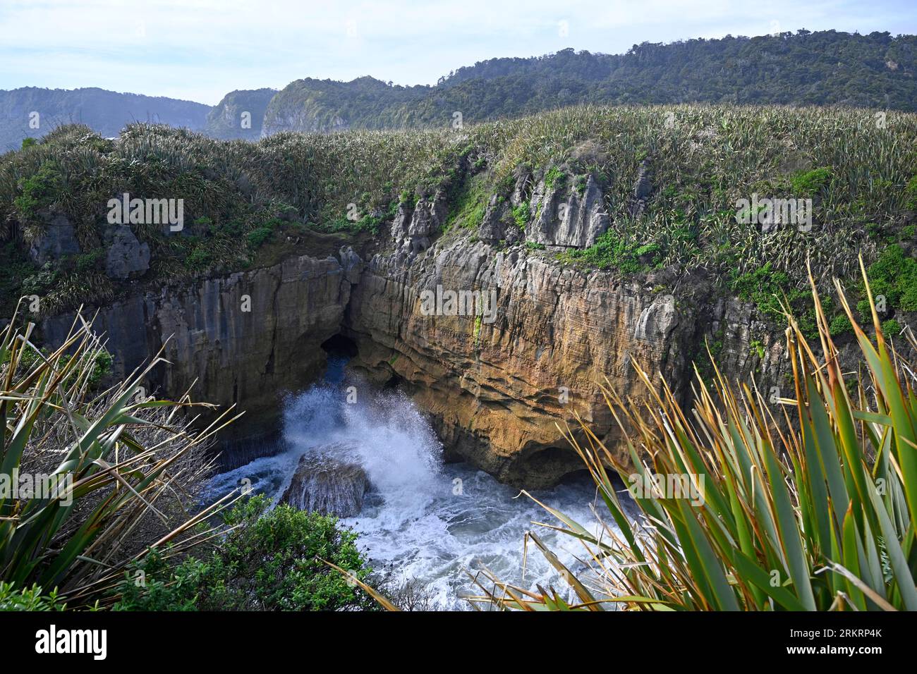 Le enormi onde si infrangono nelle famose Punakaiki Pancake Rocks. Una delle destinazioni turistiche più popolari della nuova Zelanda. Foto Stock