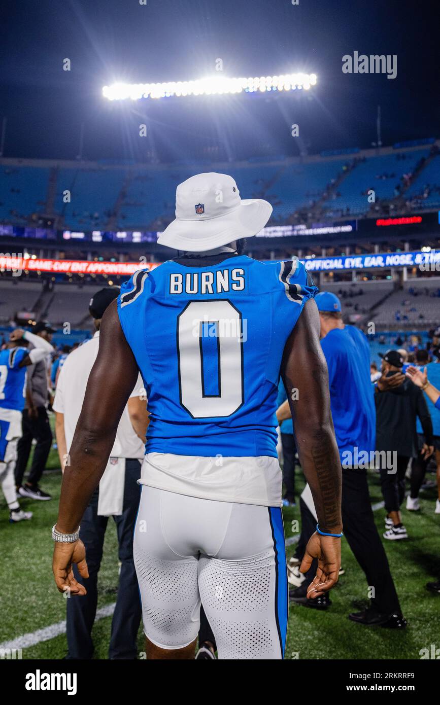 25 agosto 2023: Il linebacker dei Carolina Panthers Brian Burns (0) dopo la partita della NFL contro i Detroit Lions a Charlotte, NC. (Scott Kinser/Cal Sport Media) Foto Stock