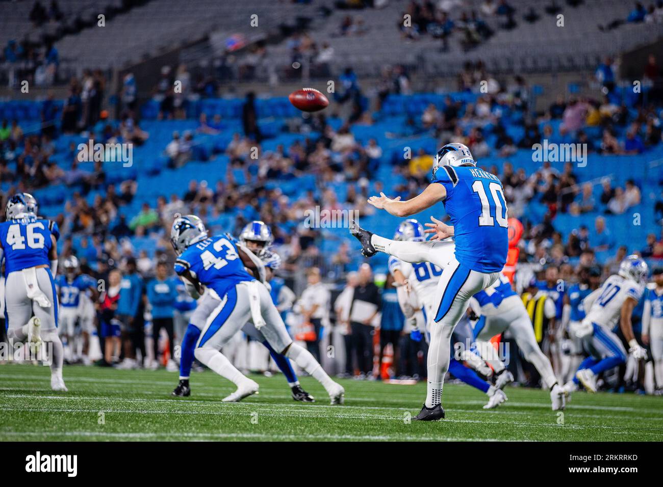 25 agosto 2023: Il punter dei Carolina Panthers Johnny Hekker (10) punta il pallone durante il quarto periodo del match NFL a Charlotte, NC. (Scott Kinser/Cal Sport Media) Foto Stock