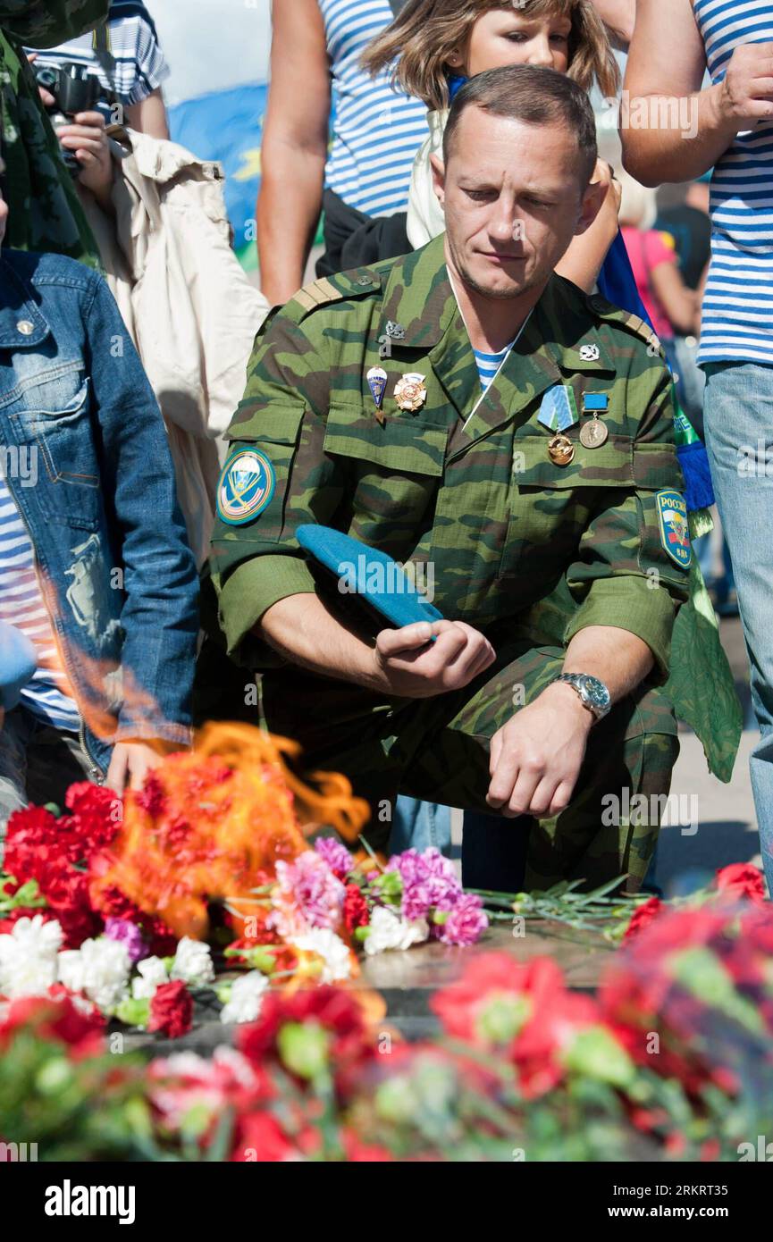 Bildnummer: 58303325 Datum: 02.08.2012 Copyright: imago/Xinhua (120803) -- SAN PIETROBURGO, 3 agosto 2012 (Xinhua) -- un paracadutista russo rende omaggio ai martiri durante la celebrazione del 82° anniversario della fondazione delle forze aeree russe in un monumento a San Pietroburgo, Russia, 2 agosto 2012.(Xinhua/Dolganov) (srb) RUSSIA-SAN PIETROBURGO-AIRBORNE FORCES DAY PUBLICATIONxNOTxINxCHN Gesellschaft Militär Fallschirmjäger Gedenken premiumd xbs x0x 2012 hoch 58303325 Data 02 08 2012 Copyright Imago XINHUA San Pietroburgo 3 agosto 2012 XINHUA un paracadutista russo paga omaggio a ma Foto Stock