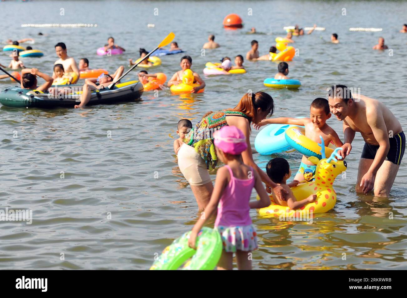 Bildnummer: 58319503 Datum: 07.08.2012 Copyright: imago/Xinhua (120807) -- CHANGCHUN, Aug. 7, 2012 (Xinhua) -- Citizens play in a lake in Changchun, capital of northeast China s Jilin Province, Aug. 7, 2012. The highest temperature in Changchun reached over 31 degrees centigrade on Tuesday. Many citizens went to Nanhu bathing beach to relieve summer heat. (Xinhua/Lin Hong) (gjh) CHINA-JILIN-CHANGCHUN-HEAT (CN) PUBLICATIONxNOTxINxCHN Gesellschaft Jahreszeit Sommer Strand Urlaub Kind xbs x0x 2012 quer 58319503 Date 07 08 2012 Copyright Imago XINHUA Changchun Aug 7 2012 XINHUA Citizens Pl Foto Stock