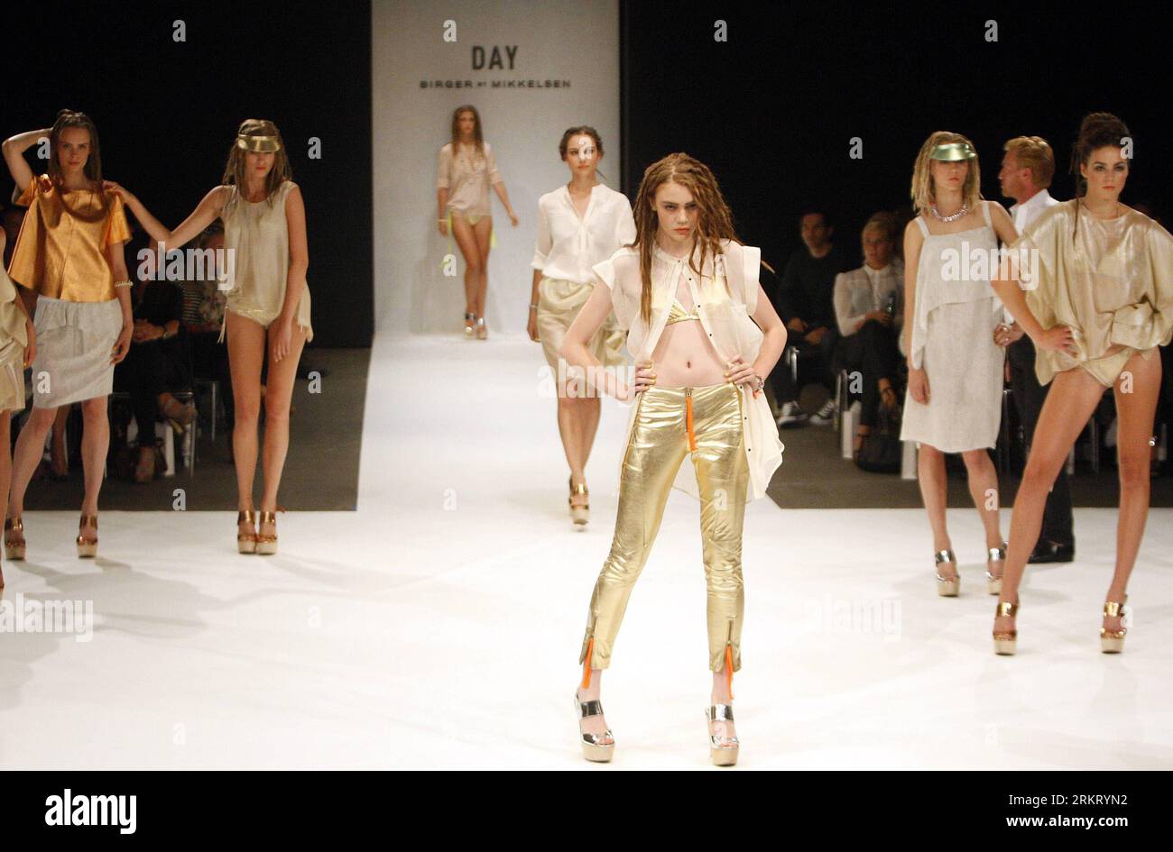 Bildnummer: 58332810 Datum: 10.08.2012 Copyright: imago/Xinhua (120810) -- COPENHAGEN, 10 agosto 2012 (Xinhua) -- Models Present Creations by Danish fashion designer Keld Mikkelsen during the Copenhagen Fashion Week, 10 agosto 2012. (Xinhua/Peng Zhongmin)(zyw) DANIMARCA-COPENHAGEN-FASHION WEEK PUBLICATIONxNOTxINxCHN Kultur Entertainment Mode Modenschau Modewoche Premiumd xbs x0x 2012 quer 58332810 Data 10 08 2012 Copyright Imago XINHUA Copenhagen Aug 10 2012 XINHUA Models Present Creations by Danish Fashion Designers Keld Mikkelsen durante la Copenhagen Fashion Week Aug 10 2012 XINHUA Peng Foto Stock