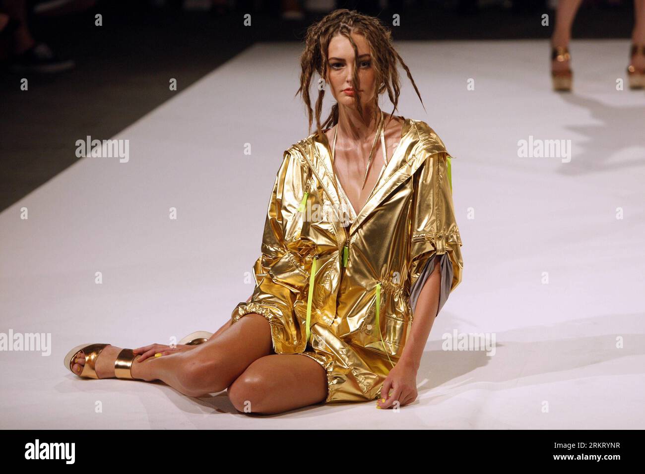 Bildnummer: 58332809 Datum: 10.08.2012 Copyright: imago/Xinhua (120810) -- COPENHAGEN, 10 agosto 2012 (Xinhua) -- Una modella indossa un abito dello stilista danese Keld Mikkelsen durante la Copenhagen Fashion Week, 10 agosto 2012. (Xinhua/Peng Zhongmin)(zyw) DANIMARCA-COPENHAGEN-FASHION WEEK PUBLICATIONxNOTxINxCHN Kultur Entertainment Mode Modenschau Modewoche Premiumd xbs x0x 2012 quer 58332809 Data 10 08 2012 Copyright Imago XINHUA Copenhagen Aug 10 2012 XINHUA a Model Wears a Dress by Danish Fashion Designers Keld Mikkelsen durante la Copenhagen Fashion Week Aug 10 2012 XINHUA Peng Zhong Foto Stock