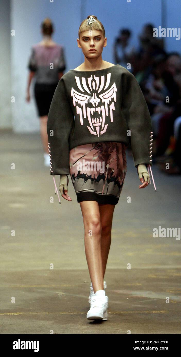 Bildnummer: 58332808 Datum: 10.08.2012 Copyright: imago/Xinhua (120810) -- COPENHAGEN, 10 agosto 2012 (Xinhua) -- Una modella indossa un abito della stilista danese Anne Sofie Madsen durante la Copenhagen Fashion Week, 10 agosto 2012. (Xinhua/Peng Zhongmin)(zyw) DANIMARCA-COPENHAGEN-FASHION WEEK PUBLICATIONxNOTxINxCHN Kultur Entertainment Mode Modenschau Modewoche premiumd xbs x0x 2012 hoch 58332808 Data 10 08 2012 Copyright Imago XINHUA Copenhagen Aug 10 2012 XINHUA a Model Wears a Dress by Danish Fashion Designers Anne Sofie Madsen durante la Copenhagen Fashion Week Aug 10 2012 XINHUA Peng Foto Stock