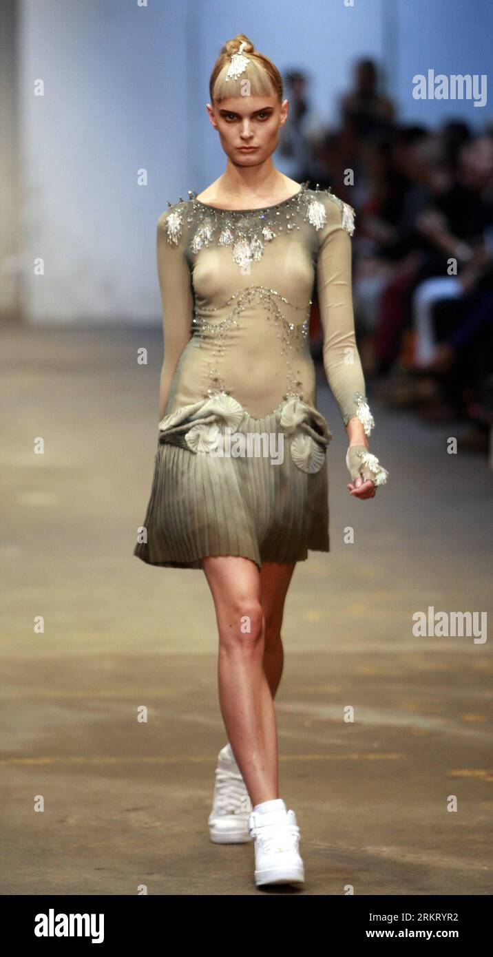 Bildnummer: 58332811 Datum: 10.08.2012 Copyright: imago/Xinhua (120810) -- COPENHAGEN, 10 agosto 2012 (Xinhua) -- Una modella indossa un abito della stilista danese Anne Sofie Madsen durante la Copenhagen Fashion Week, 10 agosto 2012. (Xinhua/Peng Zhongmin)(zyw) DANIMARCA-COPENHAGEN-FASHION WEEK PUBLICATIONxNOTxINxCHN Kultur Entertainment Mode Modenschau Modewoche premiumd xbs x0x 2012 hoch 58332811 Data 10 08 2012 Copyright Imago XINHUA Copenhagen Aug 10 2012 XINHUA a Model Wears a Dress by Danish Fashion Designers Anne Sofie Madsen durante la Copenhagen Fashion Week Aug 10 2012 XINHUA Peng Foto Stock