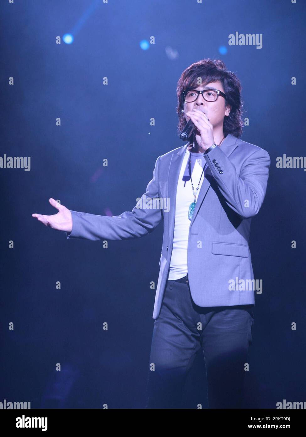 Bildnummer: 58338231 Datum: 11.08.2012 Copyright: imago/Xinhua (120812) - GUANGZHOU, 12 agosto 2012 (Xinhua) - il cantante Liao Baiwei si esibisce durante un concerto di canzone pop classica del primo Guangdong Pop Music Festival alla Guangzhou International Sports Arena di Guangzhou, capitale della provincia del Guangdong della Cina meridionale, 11 agosto 2012. (Xinhua/Shen Dunwen) (lmm) CINA-GUANGDONG-GUANGZHOU-STARS-POP MUSIC FESTIVAL-CONCERT (CN) PUBLICATIONxNOTxINxCHN People Entertainment Musik Aktion x0x xst 2012 hoch 58338231 Data 11 08 2012 Copyright Imago XINHUA Guangzhou Aug 12 2012 XINHUA Singer Liao pe Foto Stock