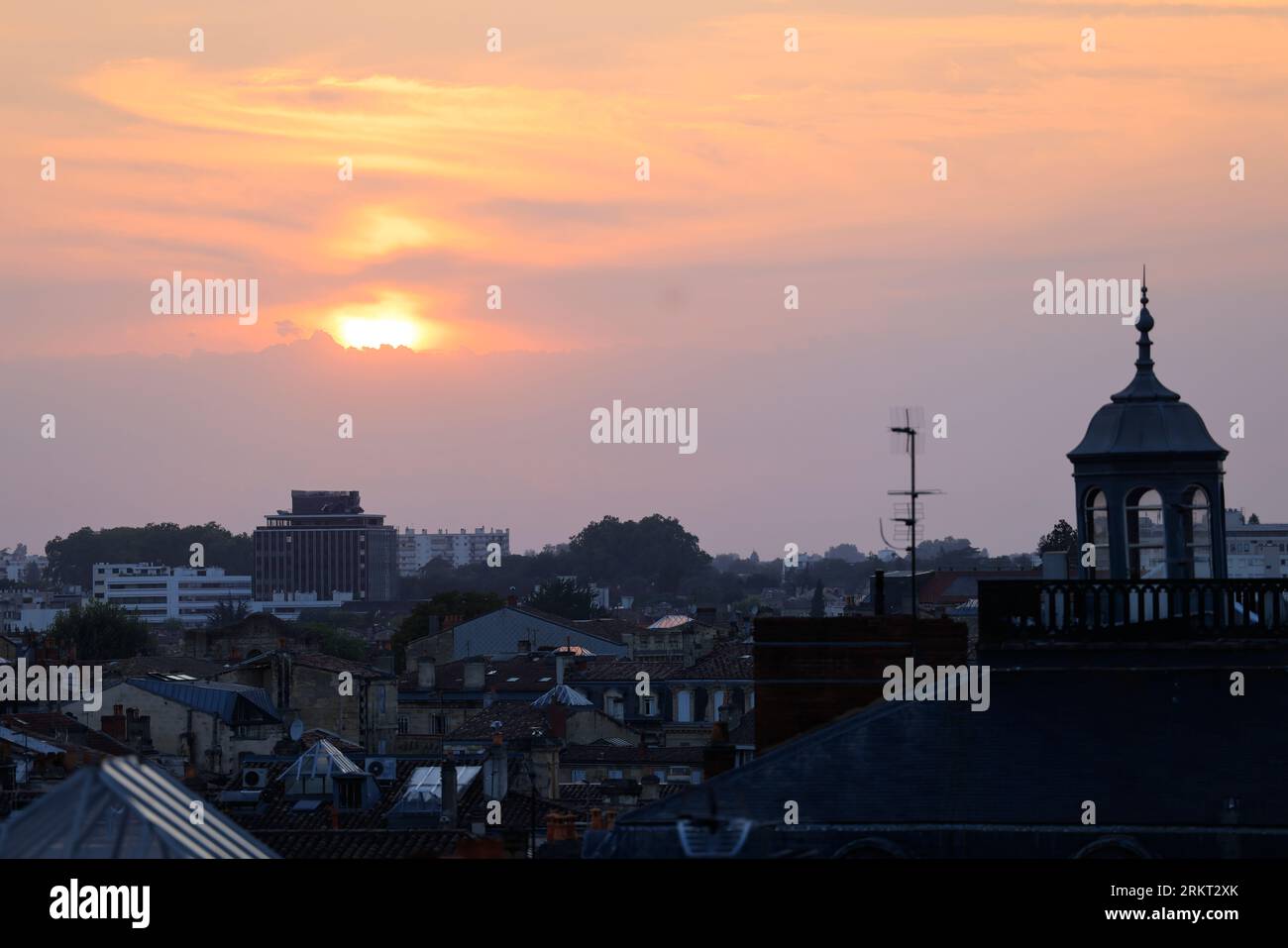 Coucher de soleil, soleil couchant, dernier jour d'une période de canicule, chaleur, météorologie et réchauffement climatique. Bordeaux, Gironde, p. Foto Stock