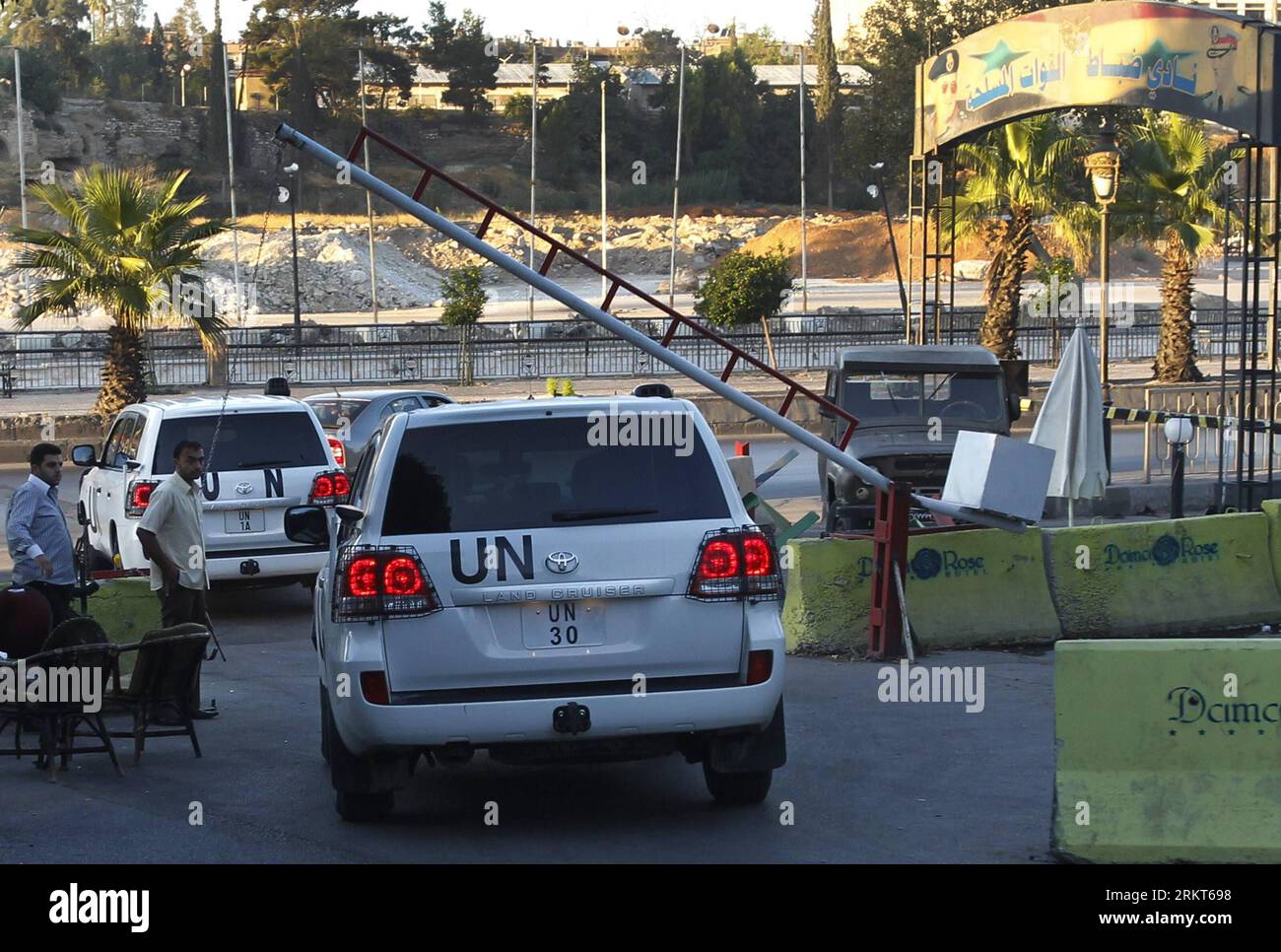 Bildnummer: 58384210 Datum: 25.08.2012 Copyright: imago/Xinhua (120825) -- DAMASCO, agosto 25, 2012 (Xinhua) -- responsabile del trasporto di veicoli delle Nazioni Unite della missione di supervisione delle Nazioni Unite in Siria (UNSMIS) Babacar Gaye all'aeroporto internazionale di Damasco, agosto 25, 2012. Babacar Gaye ha lasciato la Siria sabato mattina, lasciandosi alle spalle un certo numero di membri delle Nazioni Unite che si ritiene siano a capo del nuovo ufficio di collegamento politico che ha deciso di istituire nel paese colpito dai disordini. (Xinhua/Hazim) (srb) SIRIA-DAMASCO-CAPO DEGLI OSSERVATORI delle Nazioni Unite CHE LASCIANO PUBLICATIONxNOTxINxCHN Gesellschaft Kriminalität Überführun Foto Stock
