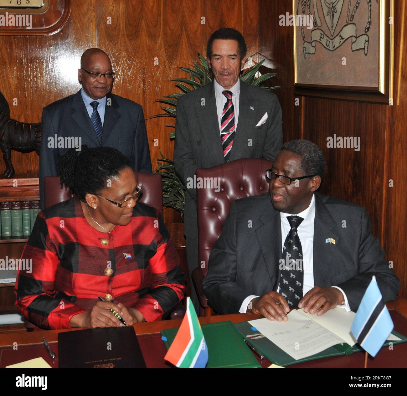 Bildnummer: 58405135 Datum: 29.08.2012 Copyright: imago/Xinhua (120830) -- GABORONE, ago. 30, 2012 (Xinhua) -- il presidente del Botswana Ian Khama (R, Back) e il suo omologo sudafricano Jacob Zuma (L, Back) partecipano a una cerimonia di firma del memorandum di cooperazione a Gaborone, Botswana, agosto 29, 2012. Il presidente sudafricano Jacob Zuma è arrivato mercoledì nella capitale del Botswana Gaborone in occasione della sua prima visita di stato, allo scopo di rafforzare la cooperazione in settori quali il commercio e gli investimenti, l'energia, i trasporti, la scienza e la tecnologia, l'ambiente e le questioni di sicurezza. (Xinhua/Guo Jun) (lyx) BOTSWANA-SOU Foto Stock