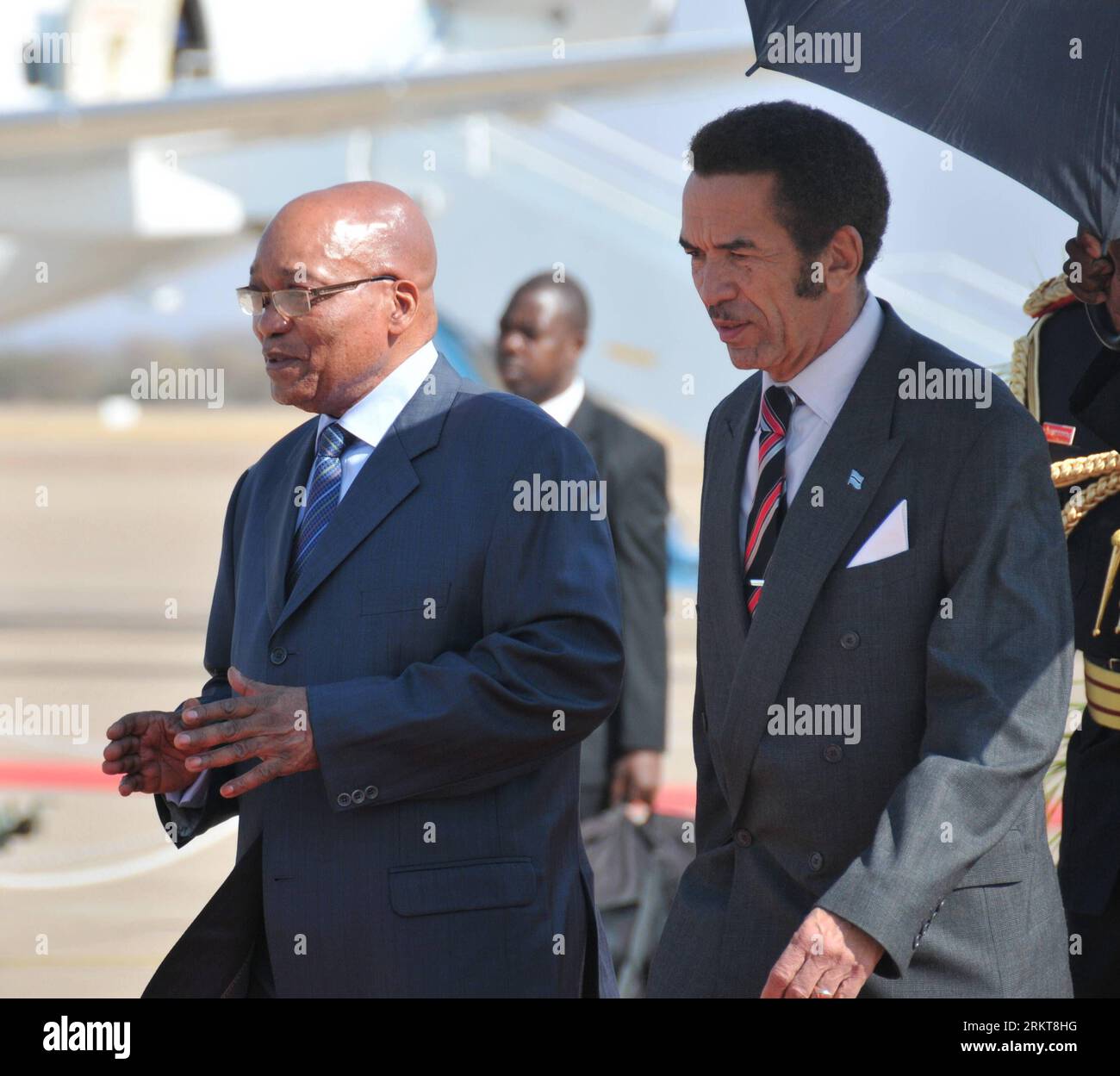 Bildnummer: 58405137 Datum: 29.08.2012 Copyright: imago/Xinhua (120830) -- GABORONE, agosto 30, 2012 (Xinhua) -- il presidente del Botswana Ian Khama (R) accompagna il suo omologo sudafricano Jacob Zuma mentre Zuma arriva all'aeroporto di Gaborone, Botswana, agosto 29, 2012. Il presidente sudafricano Jacob Zuma è arrivato mercoledì nella capitale del Botswana Gaborone in occasione della sua prima visita di stato, allo scopo di rafforzare la cooperazione in settori quali il commercio e gli investimenti, l'energia, i trasporti, la scienza e la tecnologia, l'ambiente e le questioni di sicurezza. (Xinhua/Guo Jun) (lyx) BOTSWANA-SUD AFRICA-PRESIDENTE-VISITA P. Foto Stock