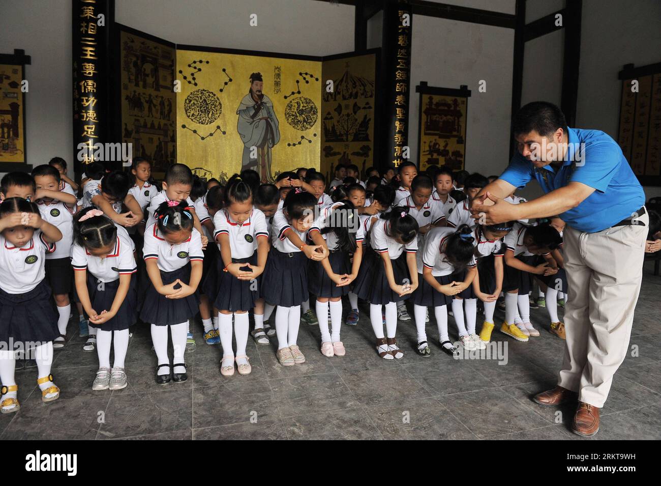 Bildnummer: 58415155 Datum: 01.09.2012 Copyright: imago/Xinhua (120901) -- YANGZHOU, 1 settembre 2012 (Xinhua) -- gli studenti delle scuole primarie imparano i comportamenti sociali nei tempi antichi nel tempio ancestrale per commemorare Dong Zhongshu (B.C.179-104), uno dei filosofi e confuciani più noti nell'antica Cina, nella città di Yangzhou, nella provincia di Jiangsu della Cina orientale, 1 settembre 2012. Giovani studenti si sono riuniti qui per frequentare la loro prima classe di antichi comportamenti sociali all'inizio del nuovo semestre. PUBLICATIONxNOTxINxCHN Gesellschaft Kultur Bildung Schüler Tempel Benehmen Sitte Konfuzianismus reli Foto Stock