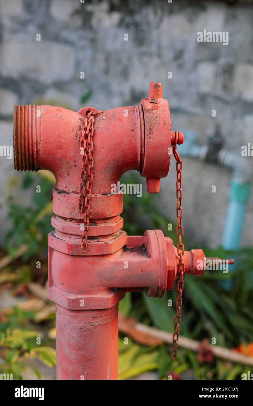 Raccordo per tubo dell'acqua antincendio pronto per l'uso all'aperto. Foto Stock