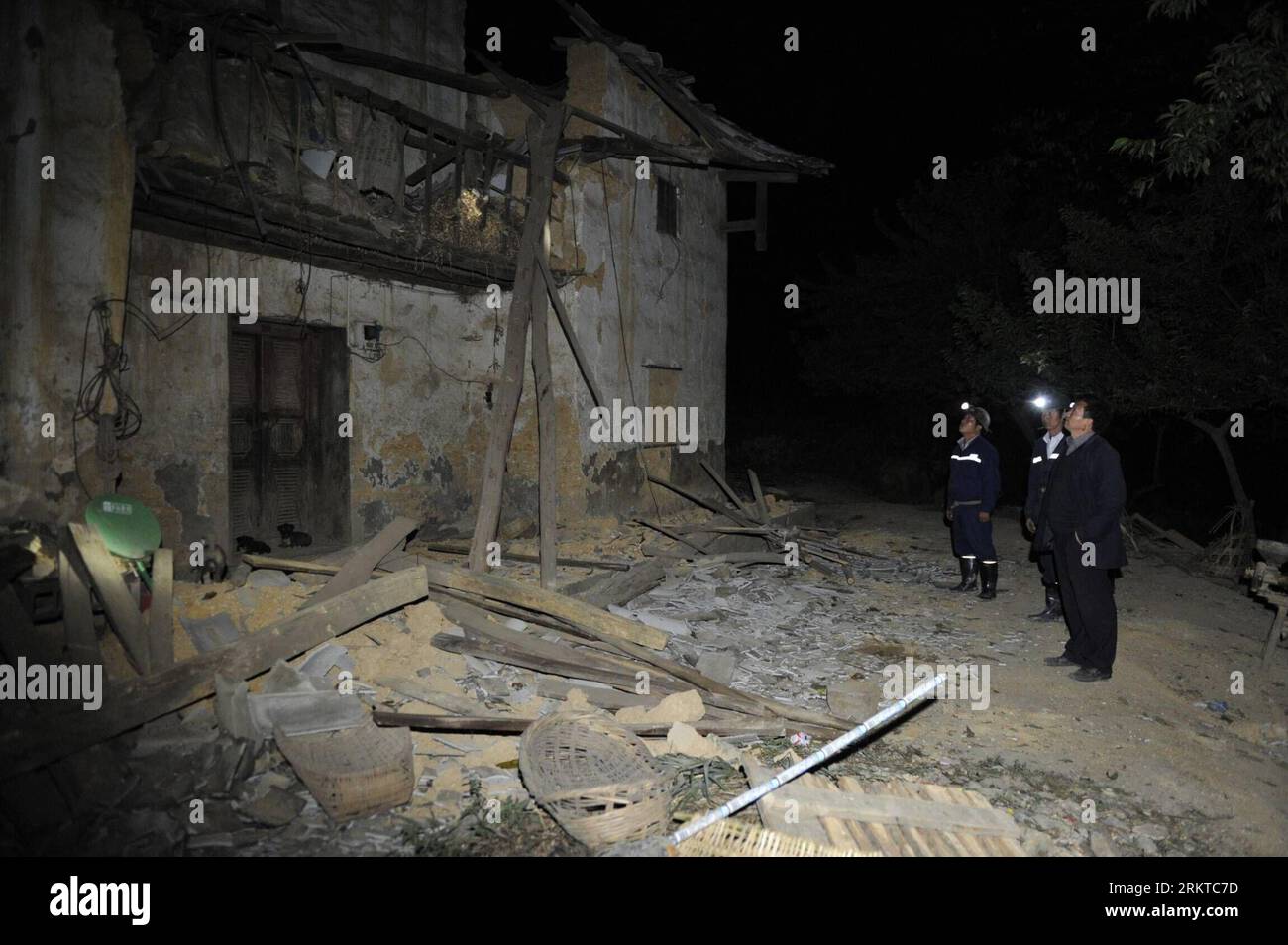 Bildnummer: 58444235 Datum: 08.09.2012 Copyright: imago/Xinhua (120908) -- WEINING, 8 settembre 2012 (Xinhua) -- i soccorritori controllano una casa gravemente danneggiata dai terremoti al villaggio di Jianjiao nella contea di Weining, nella provincia di Guizhou nella Cina sud-occidentale, 8 settembre 2012. Due terremoti che misurano più di 5 hanno colpito la vicina contea di Yiliang nella provincia dello Yunnan della Cina sud-occidentale venerdì. La contea di Weining ha adottato misure per fornire alle vittime del terremoto materiali di soccorso, tra cui cibo, acqua e tende. (Xinhua/Ou Dongqu) (zhs) CINA-GUIZHOU-TERREMOTO-POST-MATEMATICA (CN) PUBLICATIONxNOTxINxCHN Gesellschaft Erdbeb Foto Stock