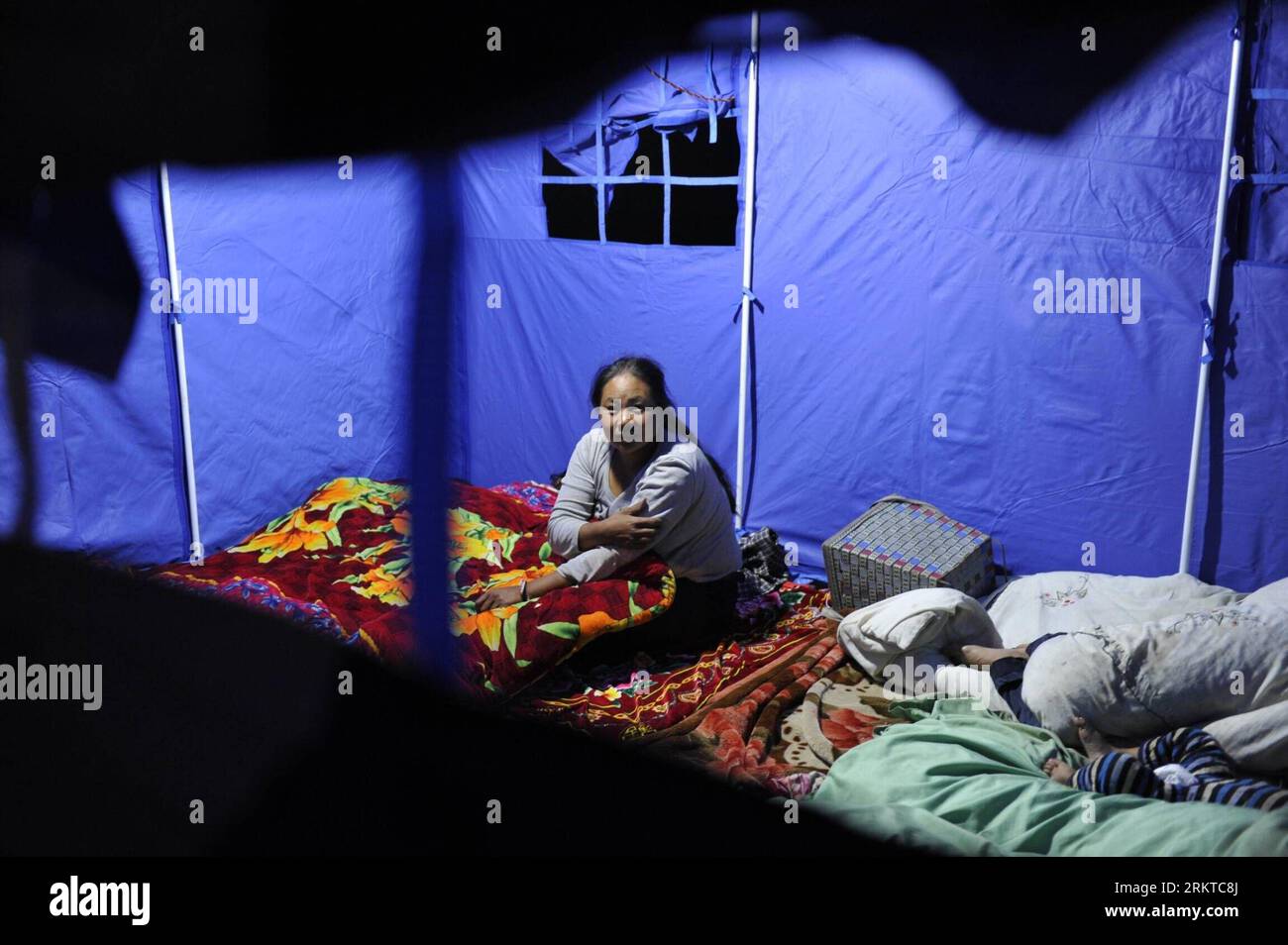 Bildnummer: 58444233 Datum: 08.09.2012 Copyright: imago/Xinhua (120908) -- WEINING, 8 settembre 2012 (Xinhua) -- le vittime di Quake vivono in una tenda nel villaggio di Jianjiao nella contea di Weining, nella provincia di Guizhou nella Cina sud-occidentale, 8 settembre 2012. Due terremoti che misurano più di 5 hanno colpito la vicina contea di Yiliang nella provincia dello Yunnan della Cina sud-occidentale venerdì. La contea di Weining ha adottato misure per fornire alle vittime del terremoto materiali di soccorso, tra cui cibo, acqua e tende. (Xinhua/Ou Dongqu) (zhs) CHINA-GUIZHOU-EARTHQUAKE-AFTERMATH (CN) PUBLICATIONxNOTxINxCHN Gesellschaft Erdbeben Naturkatastrophen xj Foto Stock