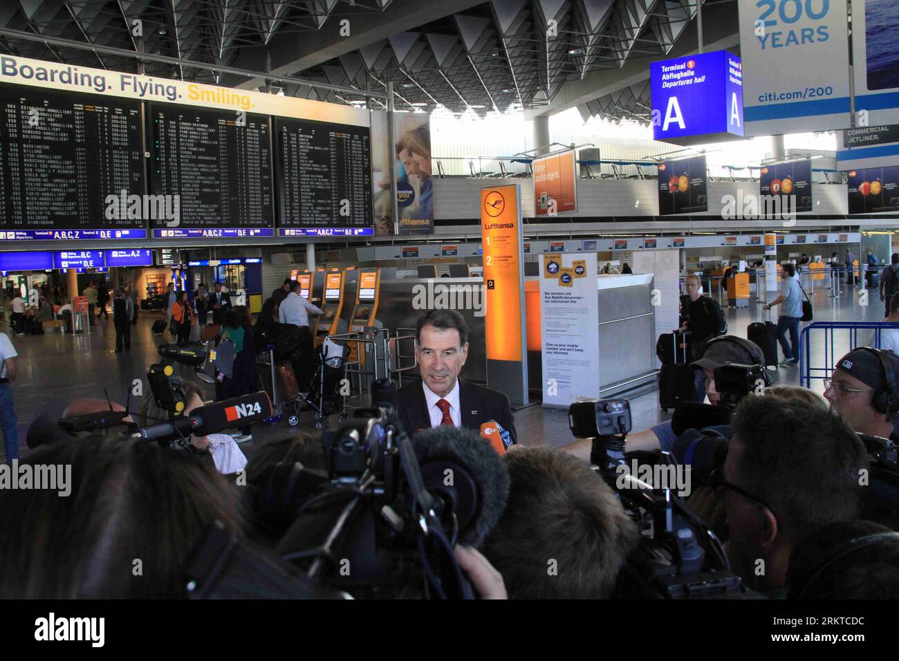 Bildnummer: 58444348 Datum: 07.09.2012 Copyright: imago/Xinhua (120907) -- FRANCOFORTE, 7 settembre 2012 (Xinhua) -- Senior Vice President e Head of Lufthansa Group Communications Klaus Walther (C) parla ai giornalisti in un aeroporto di Francoforte, 7 settembre 2012. Il sindacato tedesco che rappresenta gli assistenti di volo ha dichiarato venerdì di aver raggiunto un accordo preliminare con la Lufthansa, in quanto uno sciopero nazionale ha costretto alla cancellazione di oltre 1.000 voli. (Xinhua/Rao Bo) ACCORDO SINDACALE GERMANIA-LUFTHANSA PUBLICATIONxNOTxINxCHN Wirtschaft Politik Streik Luftfahrt xjh x0x premiumd 2012 quer 5 Foto Stock