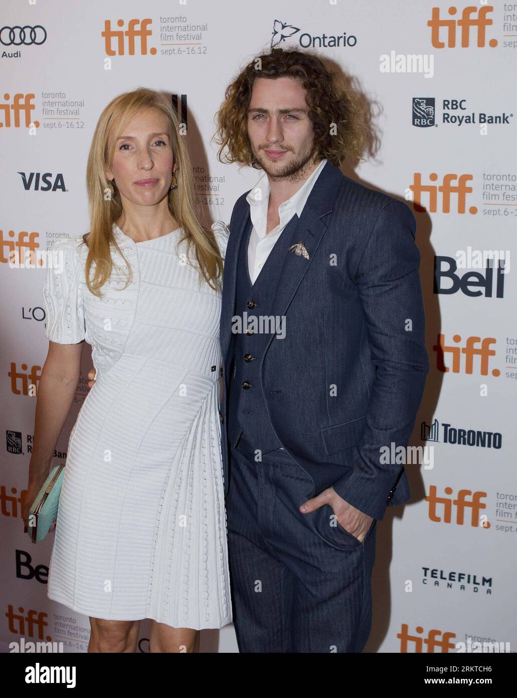 Bildnummer: 58446002 Datum: 07.09.2012 Copyright: imago/Xinhua TORONTO, 7 settembre 2012 - l'attore Aaron Taylor-Johnson (R) e sua moglie Sam Taylor-Wood posano per le foto prima della proiezione del film Anna Karenina all'Elgin Theatre durante il 37 ° Toronto International Film Festival a Toronto, Canada, 7 settembre 2012. (Xinhua/Zou Zheng) CANADA-TORONTO-37° FESTIVAL INTERNAZIONALE DEL CINEMA PUBLICATIONxNOTxINxCHN Entertainment 37. Internationales Filmfestival People Film x0x xdd 2012 hoch 58446002 Data 07 09 2012 Copyright Imago XINHUA Toronto 7 settembre 2012 attore Aaron Taylor Johnson r e sua moglie sa Foto Stock