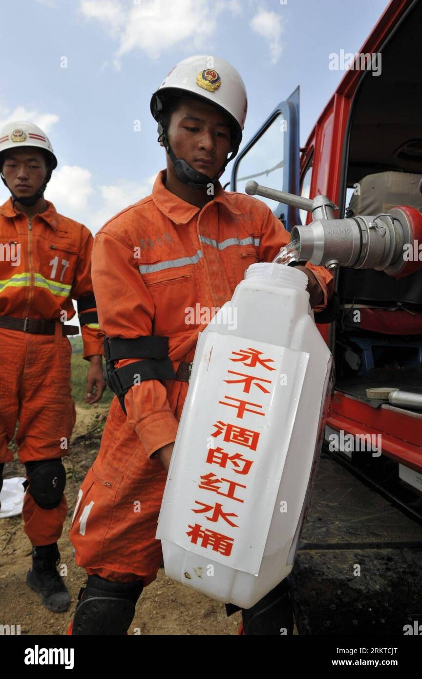 Bildnummer: 58446058 Datum: 08.09.2012 Copyright: imago/Xinhua (120908) -- WEINING, 8 settembre 2012 (Xinhua) -- Un membro del team del servizio di soccorso riempie un contenitore con acqua potabile per i residenti sfollati nel villaggio di Jianjiao, Yungui Township, Weining County, provincia di Guizhou della Cina sud-occidentale, 8 settembre 2012. Il team del servizio di soccorso ha fornito cibo e acqua gratuiti ai residenti sfollati qui sabato dopo i numerosi terremoti che hanno colpito il sud-ovest della Cina venerdì. (Xinhua/Ou Dongqu) (hdt) CHINA-WEINING-QUAKE-RELIEF (CN) PUBLICATIONxNOTxINxCHN Gesellschaft Wasser Wasserversorgung Trinkwasser Hilfe Nat Foto Stock