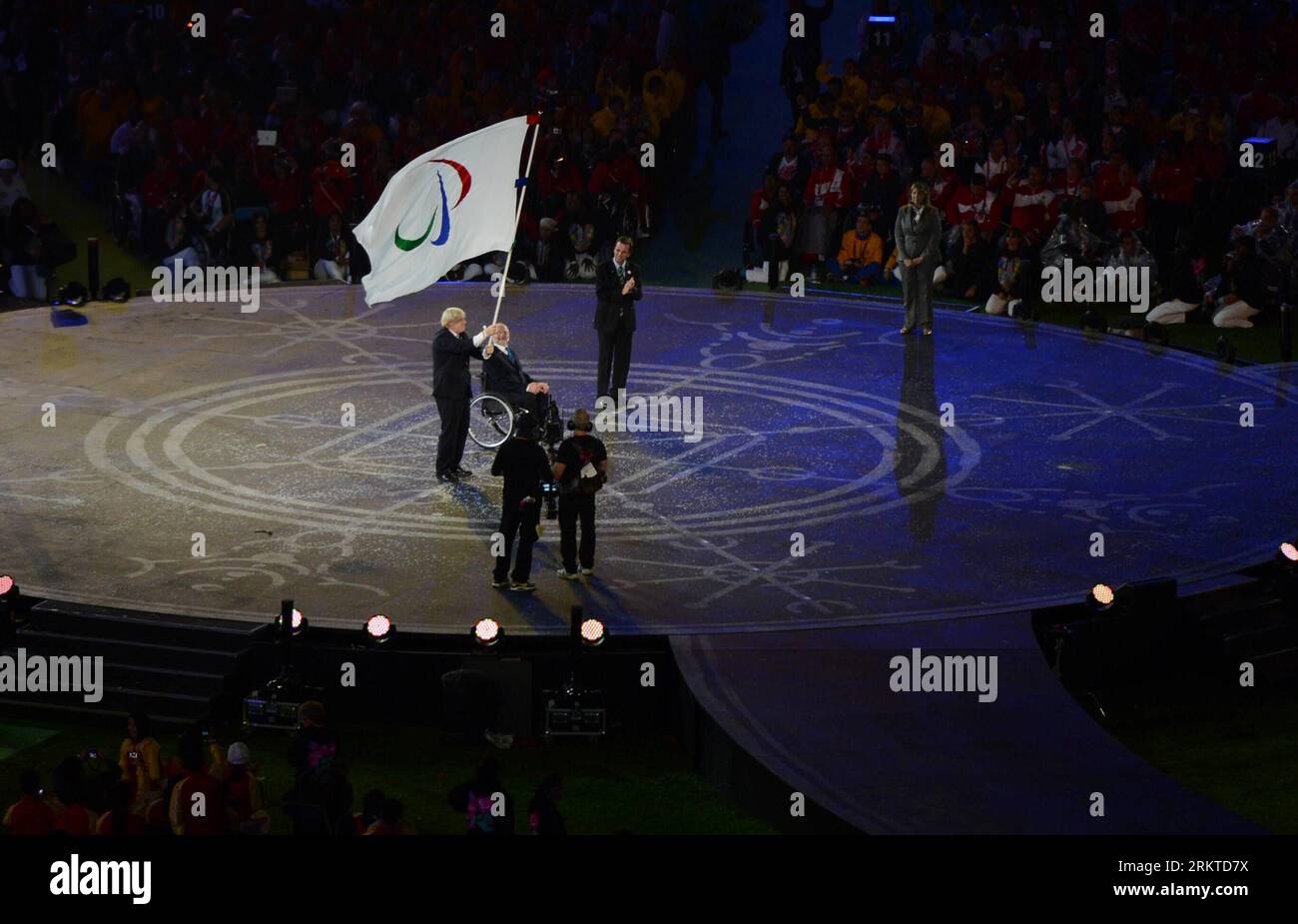 Bildnummer: 58449508 Datum: 09.09.2012 Copyright: imago/Xinhua LONDON, 9 settembre 2012 - Sindaco di Londra Boris Johnson (1st L) Waves the Paralimpic flag prima di passare la bandiera al presidente del Comitato Paralimpico Internazionale (IPC) Philip Craven durante la cerimonia di chiusura dei Giochi Paralimpici di Londra 2012 allo Stadio Olimpico di Londra, Gran Bretagna, il 9 settembre 2012. (Xinhua/li Jundong) (lm) GRAN BRETAGNA-LONDRA-GIOCHI PARALIMPICI-CERIMONIA DI CHIUSURA PUBLICATIONxNOTxINxCHN Paralimpiadi Londra Sommerspiele Sommer Spiele Behindertensport Behinderung Abschlussfeier People xns x0x 2012 quer 584495 Foto Stock