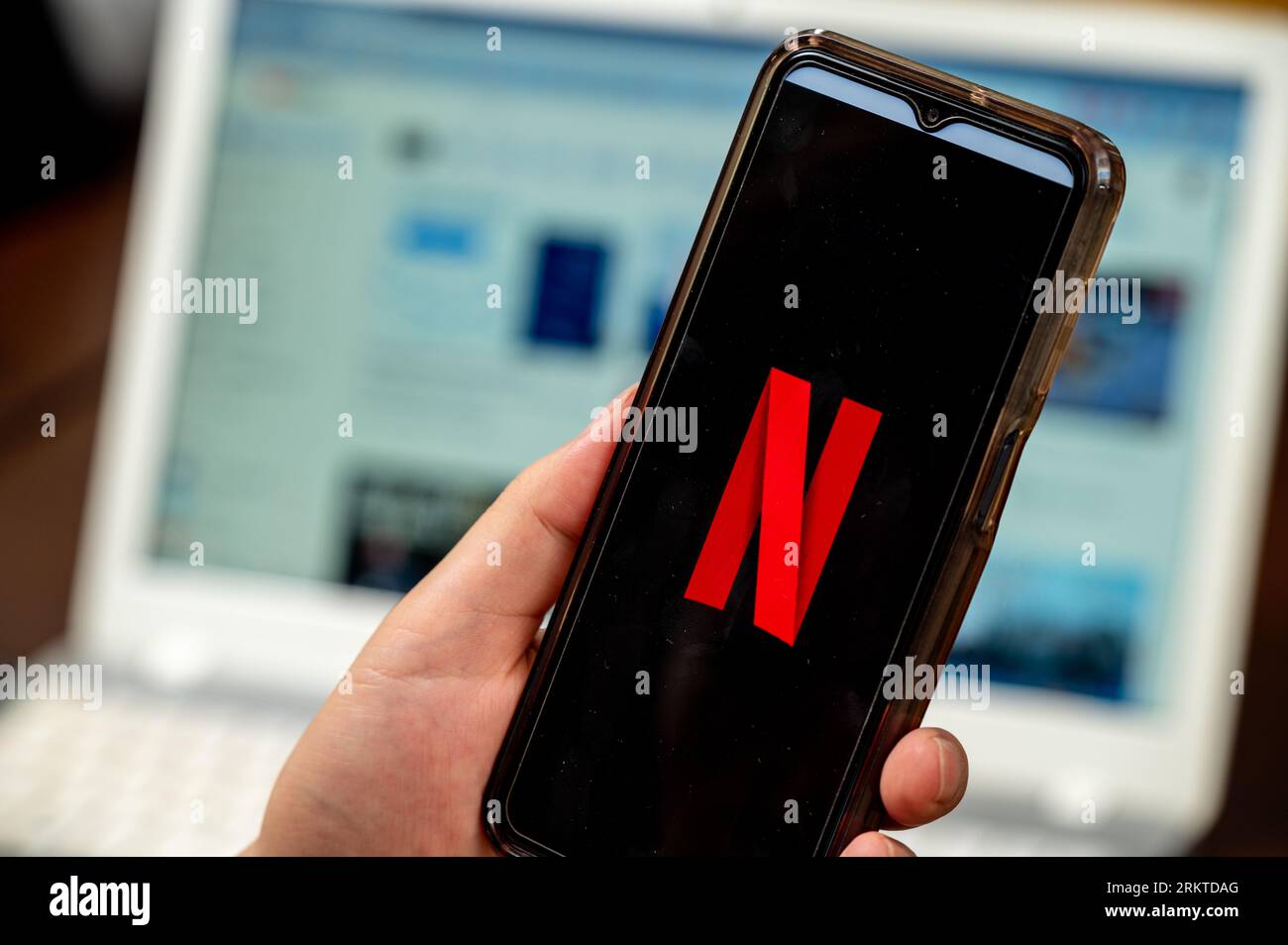 Seoul, Corea del Sud - agosto 2023: Logo Netflix sullo schermo dello smartphone. Servizio di streaming Netflix per guardare video. Foto Stock