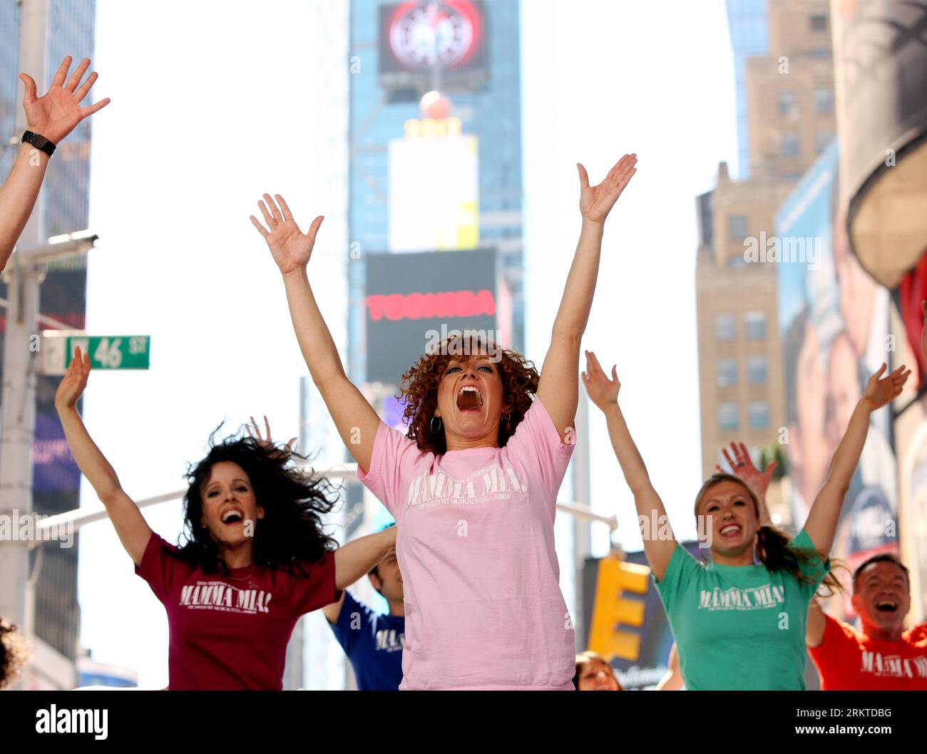 Bildnummer: 58450414 Datum: 09.09.2012 Copyright: imago/Xinhua (120909) -- NEW YORK, 9 settembre 2012 (Xinhua) -- membri del cast del musical Mamma mia! Esibirsi durante il concerto Broadway on Broadway a Times Square a New York City, negli Stati Uniti, il 9 settembre 2012. Il concerto annuale gratuito all'aperto all'incrocio del mondo riunisce star e spettacoli di produzioni di Broadway attuali e future per celebrare l'inizio della nuova stagione di Broadway. (Xinhua/Wu Jingdan) US-NEW YORK-MUSICAL-BROADWAY PUBLICATIONxNOTxINxCHN Entertainment Kultur Musik open air Freiluft x0x xmb Foto Stock