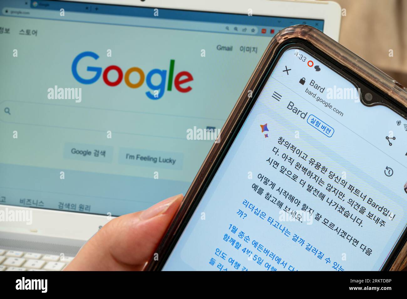 Seoul, Corea del Sud -agosto 2023 : utenti che utilizzano il servizio Google Bard sui loro smartphone Foto Stock