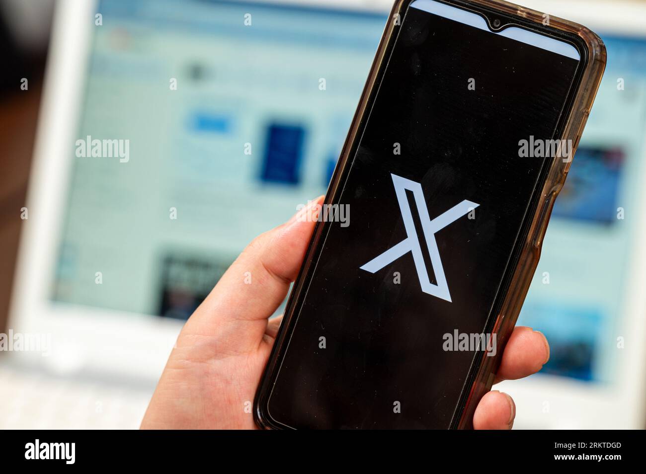Seoul, Corea del Sud - agosto 2023: Nuova app Twitter X. Icona dell'applicazione X sullo schermo dello smartphone. Foto Stock