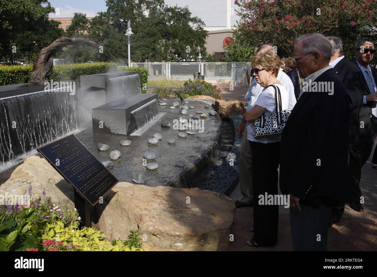 Bildnummer: 58458842 Datum: 11.09.2012 Copyright: imago/Xinhua (120911) -- HOUSTON, 11 settembre 2012 (Xinhua) -- visita il Lauren's Garden durante la cerimonia di commemorazione degli attentati del 9 11 a Houston, negli Stati Uniti, 11 settembre 2012. Il Giardino è stato così chiamato in memoria di Lauren Catuzzi Gandcolas, una delle vittime dell'evento terroristico 9 11. (Xinhua/Song Qiong) U.S.-HOUSTON-9/11-COMMEMORAZIONE PUBLICATIONxNOTxINxCHN Gesellschaft Gedenken Terroranschlag Terrorismus Jahrestag Anschlag 11. Settembre elfter premiumd x1x xac 2012 quer 58458842 Data 11 09 2012 Copyright Imago XINHUA Housto Foto Stock