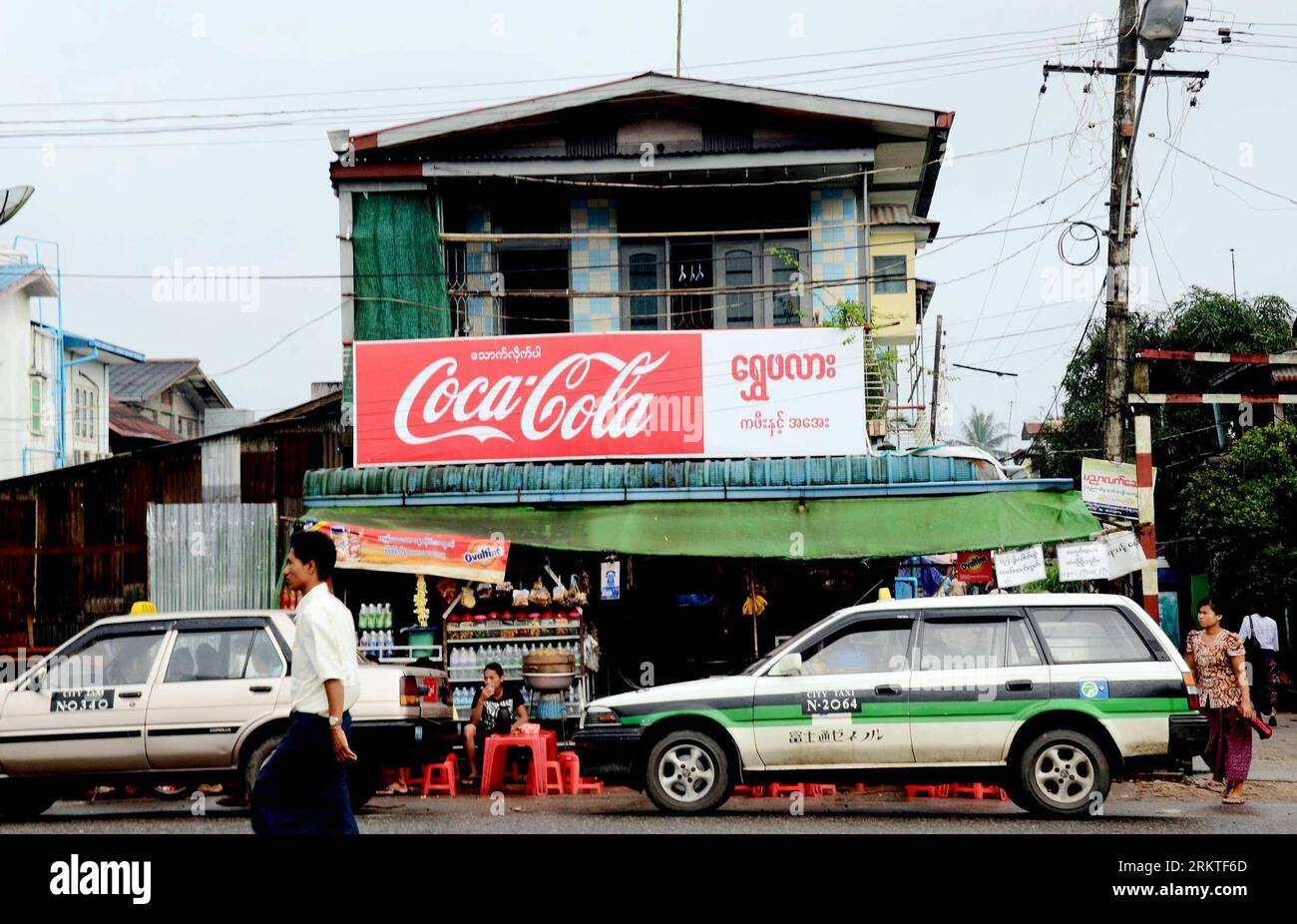 Bildnummer: 58463727 Datum: 12.09.2012 Copyright: imago/Xinhua (120912) -- YANGON, 12 settembre 2012 (Xinhua) -- una pubblicità di Coca-Cola si vede a Yangon, Myanmar, 12 settembre 2012. Coca-Cola ha riavviato la sua attività in Myanmar dopo più di 60 anni, collaborando con la società locale di bevande analcoliche Pinya Manufacturing. (Xinhua/U Aung) MYANMAR-YANGON-COCA-COLA-RETURN PUBLICATIONxNOTxINxCHN Wirtschaft Coca Cola x0x xmb Werbung CocaCola 2012 quer 58463727 Data 12 09 2012 Copyright Imago XINHUA Yangon 12 settembre 2012 XINHUA alla pubblicità di Coca Cola IS Lakes in Yangon Myanmar 12 settembre 2012 C. Foto Stock