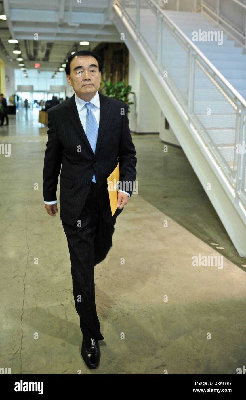 Bildnummer: 58468960 Datum: 13.09.2012 Copyright: imago/Xinhua (120914) -- NEW YORK, 14 settembre 2012 (Xinhua) -- rappresentante permanente della Cina presso le Nazioni Unite li Baodong a New York, Stati Uniti, 13 settembre 2012. Li Baodong giovedì ha presentato una copia dell'annuncio di riferimento delle Isole Diaoyu del governo cinese alle Nazioni Unite. La Cina ha ora adempiuto a tutti gli obblighi previsti dalla Convenzione delle Nazioni Unite sul diritto del mare (UNCLOS) e ha completato l'intero processo giuridico relativo all'annuncio dei punti di base e delle linee di base delle acque territoriali di Diao Foto Stock