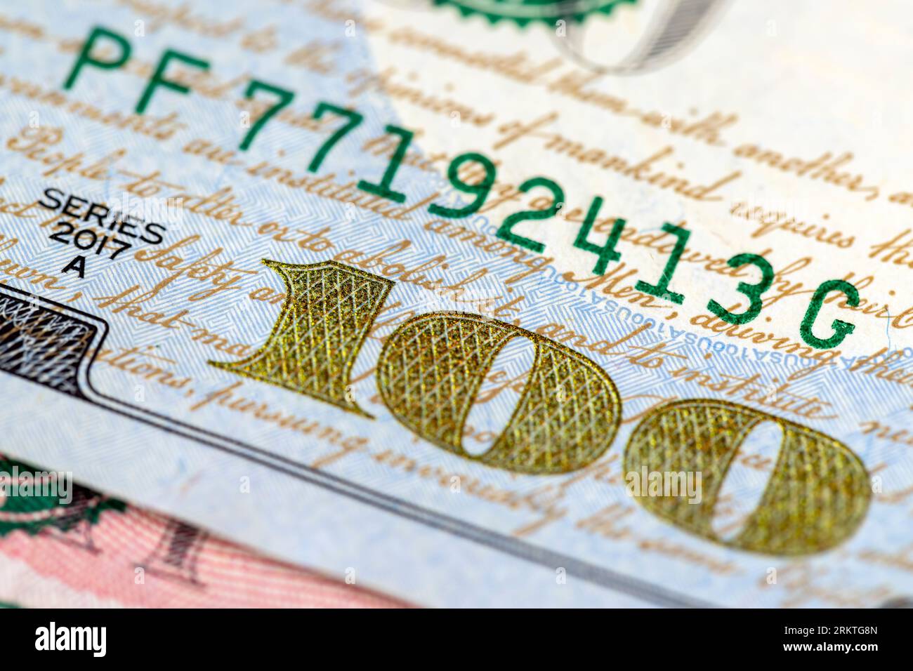 Primo piano di cento dollari americani con cifre, dettagli di 100 dollari americani in contanti Foto Stock