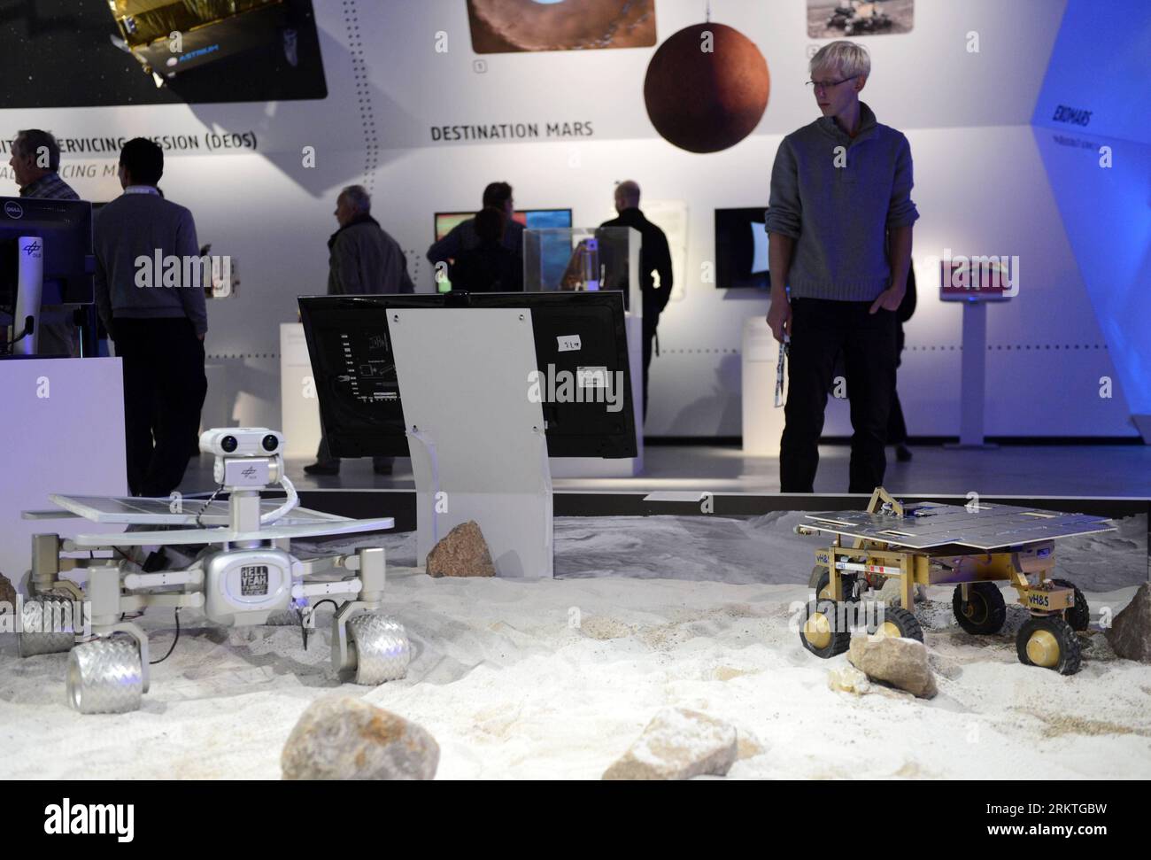 Bildnummer: 58473053 Datum: 14.09.2012 Copyright: imago/Xinhua (120914) -- BERLINO, 14 settembre 2012 (Xinhua) -- Destination Mars model at the International Air Show ILA in Schönefeld vicino Berlino, Germania, 14 settembre 2012. La biennale Air Show, in programma dall'11 al 16 settembre, ha attirato 1.243 espositori da quasi 40 paesi e regioni. (Xinhua/ma Ning) GERMANY-BERLIN-ILA-AIR SHOW PUBLICATIONxNOTxINxCHN Wirtschaft Messe ILA Internationale Luft und Raumfahrtausstellung xbs x2x 2012 quer premiumd o0 Wissenschaft Raumfahrt ESA Marsmission 58473053 Data 14 09 2012 Copyright Imago XINHUA Foto Stock