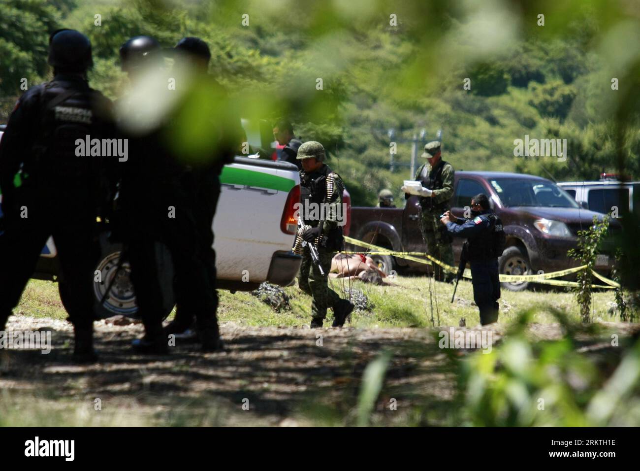 Bildnummer: 58477873 Datum: 16.09.2012 Copyright: imago/Xinhua TIZAPAN, 16 settembre 2012 - soldati messicani e membri della polizia federale pattuglia l'area in cui sono stati trovati 17 corpi su una strada a Tizapan, Jalisco, Messico, il 16 settembre 2012. L'incidente è presumibilmente legato all'uccisione per vendetta tra potenti bande di droga. (Xinhua/Xolo) (mp) MESSICO-TIZAPAN-VIOLENCE PUBLICATIONxNOTxINxCHN Gesellschaft Kriminalität Polizei Polizeieinsatz Drogen Drogenkrieg premiumd x0x xmb 2012 quer 58477873 Data 16 09 2012 Copyright Imago XINHUA Sept 16 2012 soldati MESSICANI e membri della Federal Polic Foto Stock