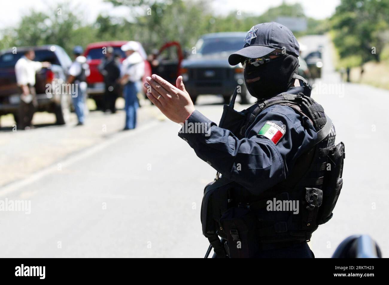 Bildnummer: 58477870 Datum: 16.09.2012 Copyright: imago/Xinhua TIZAPAN, 16 settembre 2012 - soldati messicani e membri della polizia federale pattuglia l'area in cui sono stati trovati 17 corpi su una strada a Tizapan, Jalisco, Messico, il 16 settembre 2012. L'incidente è presumibilmente legato all'uccisione per vendetta tra potenti bande di droga. (Xinhua/Xolo) (mp) MESSICO-TIZAPAN-VIOLENCE PUBLICATIONxNOTxINxCHN Gesellschaft Kriminalität Polizei Polizeieinsatz Drogen Drogenkrieg premiumd x0x xmb 2012 quer 58477870 Data 16 09 2012 Copyright Imago XINHUA Sept 16 2012 soldati MESSICANI e membri della Federal Polic Foto Stock