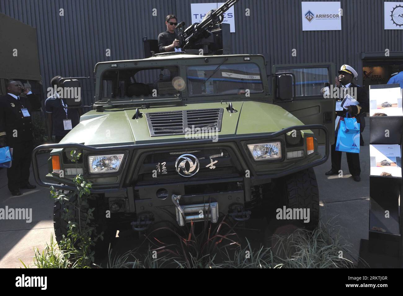 Bildnummer: 58492734 Datum: 19.09.2012 Copyright: imago/Xinhua PRETORIA, 19 settembre 2012 - i visitatori guardano un CS/VA1 Light Strike Vehicle realizzato dalla China North Industries Corporation (NORINCO) alla mostra Africa Aerospace and Defense 2012 presso la Waterkoof Air Force base vicino Pretoria, Sud Africa, 19 settembre 2012. Lo spettacolo biennale di cinque giorni, il più grande in Africa, è iniziato mercoledì. (Xinhua/li Qihua) (zy) SUD AFRICA-AEROSPAZIALE, DEFENCE EXHIBITION-CHINA PUBLICATIONxNOTxINxCHN Wirtschaft Messe Ausstellung Militär Militärausstellung xdd x0x 2012 quer 58492734 Data 19 09 2012 Co Foto Stock