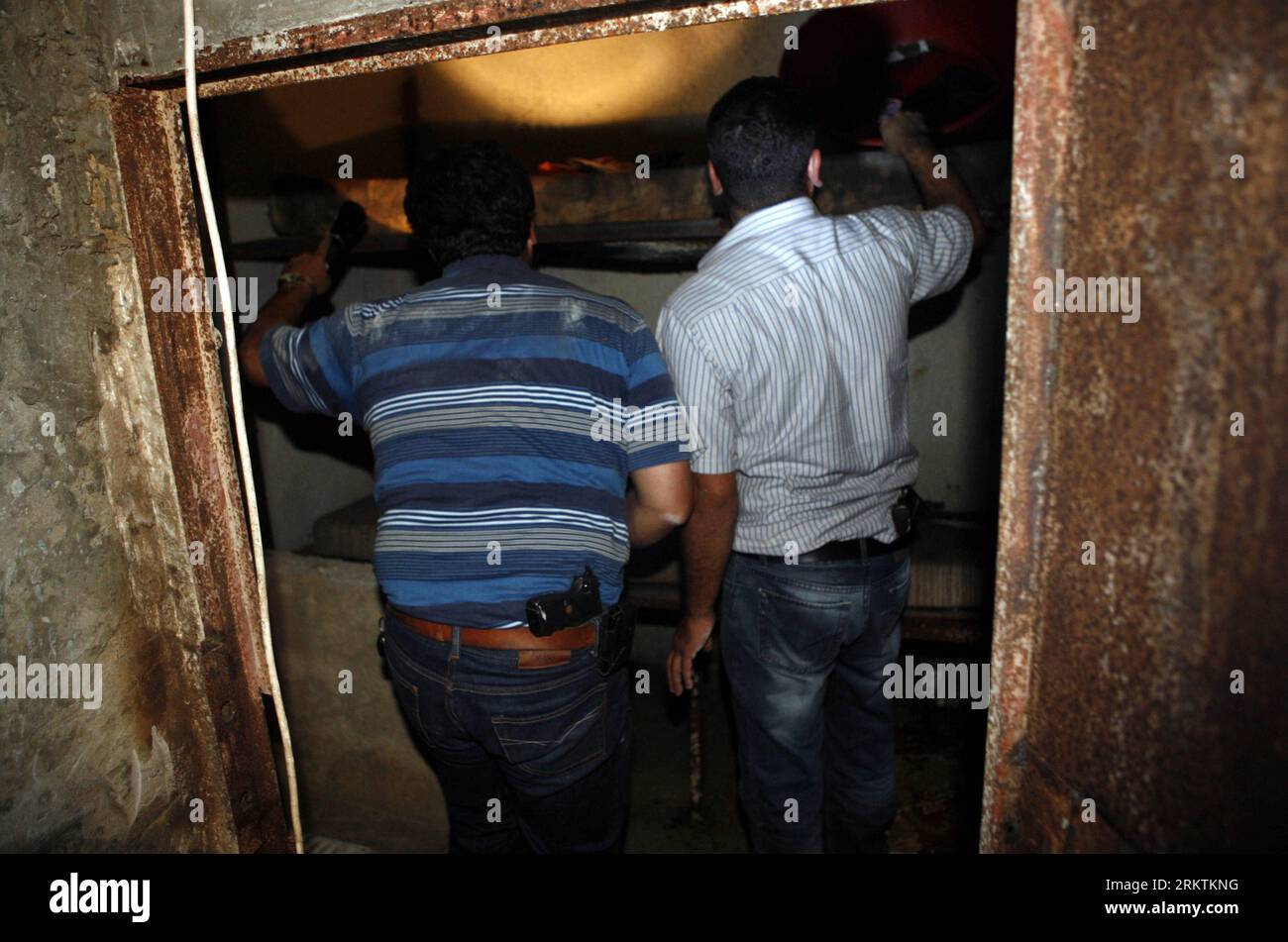 Bildnummer: 58503708 Datum: 23.09.2012 Copyright: imago/Xinhua (120923) -- NABLUS, 23 settembre 2012 (Xinhua) -- i membri della sicurezza palestinese ispezionano una prigione segreta nella città di Nablus in Cisgiordania il 23 settembre 2012. Le forze di sicurezza palestinesi hanno scoperto domenica una struttura di detenzione in Cisgiordania e Said è stato preparato da elementi affiliati al movimento islamico di Hamas. (Xinhua/Ayman Nobani) (dtf) STRUTTURA DI DETENZIONE SEGRETA MIDEAST-NABLUS PUBLICATIONxNOTxINxCHN Politik Gesellschaft Palästina Gefängnis Geheimgefängnis geheim unterirdisches xas x0x premiumd 2012 quer 58503708 Data 23 09 201 Foto Stock