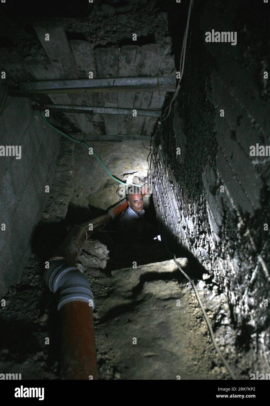 Bildnummer: 58503707 Datum: 23.09.2012 Copyright: imago/Xinhua (120923) -- NABLUS, 23 settembre 2012 (Xinhua) -- Un membro della sicurezza palestinese ispeziona una prigione segreta nella città di Nablus in Cisgiordania il 23 settembre 2012. Le forze di sicurezza palestinesi hanno scoperto domenica una struttura di detenzione in Cisgiordania e Said è stato preparato da elementi affiliati al movimento islamico di Hamas. (Xinhua/Ayman Nobani) (dtf) STRUTTURA DI DETENZIONE SEGRETA MIDEAST-NABLUS PUBLICATIONxNOTxINxCHN Politik Gesellschaft Palästina Gefängnis Geheimgefängnis geheim unterirdisches xas x0x premiumd 2012 hoch 58503707 Data 23 09 2 Foto Stock