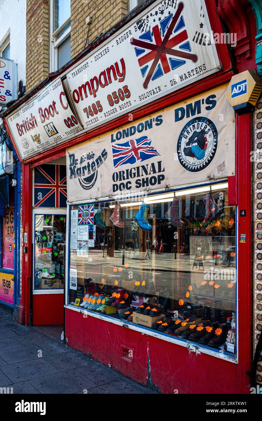 Il negozio British Boot Company di Camden, Londra. Fondata nel 1851 come Holts, è diventata la British Boot Company negli anni '1980, specializzata in marchi britannici. Foto Stock