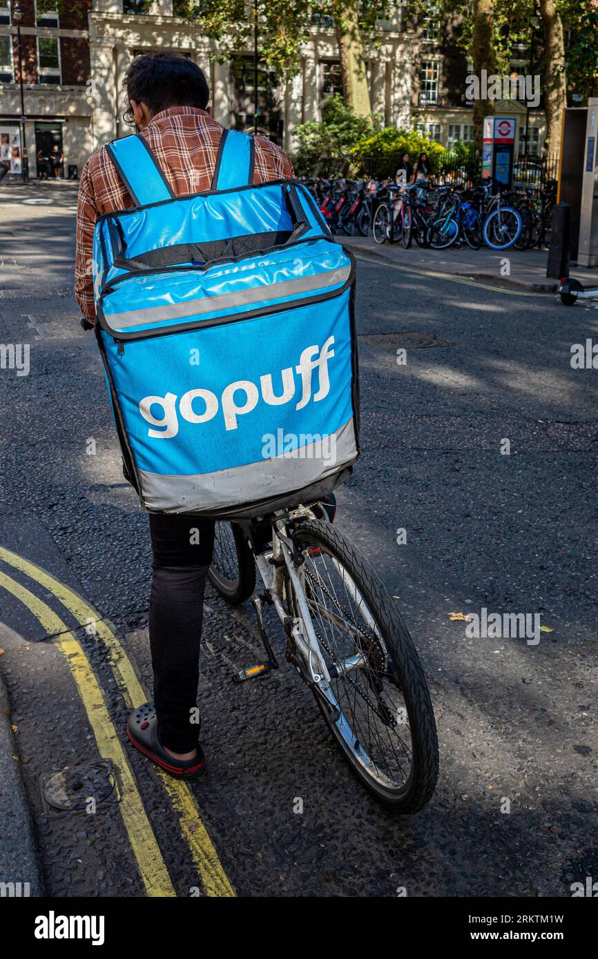 Corriere GoPuff per la consegna di cibo nel centro di Londra, Regno Unito. Gopuff è un'azienda statunitense di distribuzione di prodotti di consumo e alimentari fondata nel 2013. Foto Stock