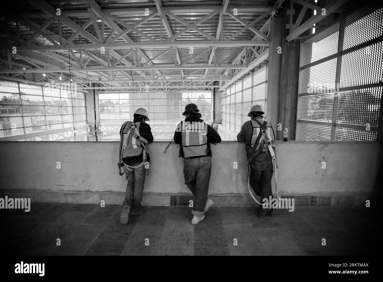 Bildnummer: 58512238 Datum: 24.09.2012 Copyright: imago/Xinhua (120925) -- CITTÀ DEL MESSICO, 25 settembre 2012 (Xinhua) -- i lavoratori edili soggiornano in una stazione della metropolitana durante i tour di familiarizzazione della nuova linea della metropolitana numero 12 del Metro Colective Transport System, a città del Messico, capitale del Messico, il 24 settembre 2012. Il prossimo ottobre 30 sarà l'apertura delle 20 stazioni della metropolitana della linea 12 che si snodano dal lato est a ovest della città. In questo giorno di prova la nuova linea della metropolitana ha trasportato oltre 15.000 utenti. (Xinhua/Pedro Mera) (PM) (rh) (py) £¨¹ú¼Ê£©£¨Î÷ÎÄ£¨Ïß£© Foto Stock