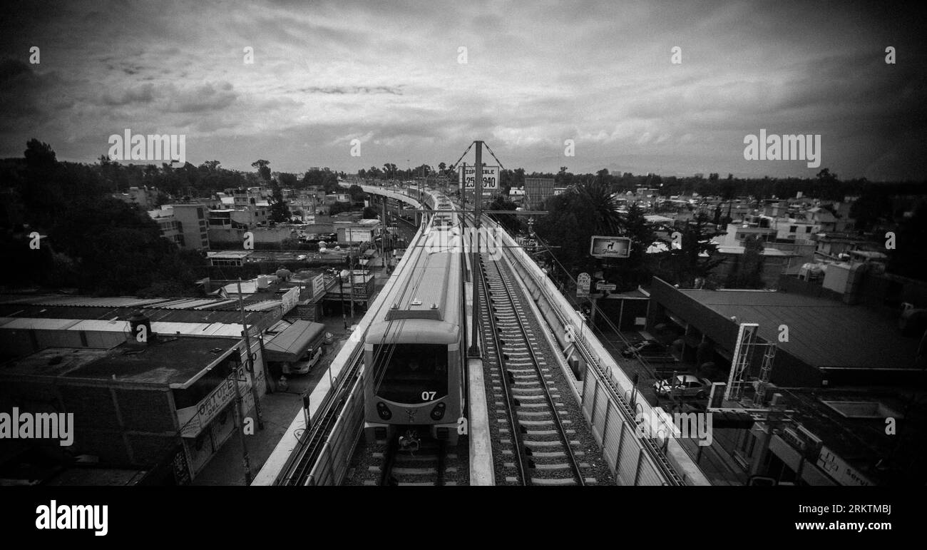 Bildnummer: 58512241 Datum: 24.09.2012 Copyright: imago/Xinhua (120925) -- CITTÀ DEL MESSICO, 25 settembre 2012 (Xinhua) -- Un treno passa durante i tour di familiarizzazione della nuova linea della metropolitana numero 12 del Metro Colective Transport System, a città del Messico, capitale del Messico, il 24 settembre 2012. Il prossimo ottobre 30 sarà l'apertura delle 20 stazioni della metropolitana della linea 12 che si snodano dal lato est a ovest della città. In questo giorno di prova la nuova linea della metropolitana ha trasportato oltre 15.000 utenti. (Xinhua/Pedro Mera) (PM) (rh) (py) £¨¹ú¼Ê£©£¨Î÷ÎÄ££¨Ïß©CITTÀ DEL MESSICO-MESSICO-INDUSTRIA-SUB Foto Stock
