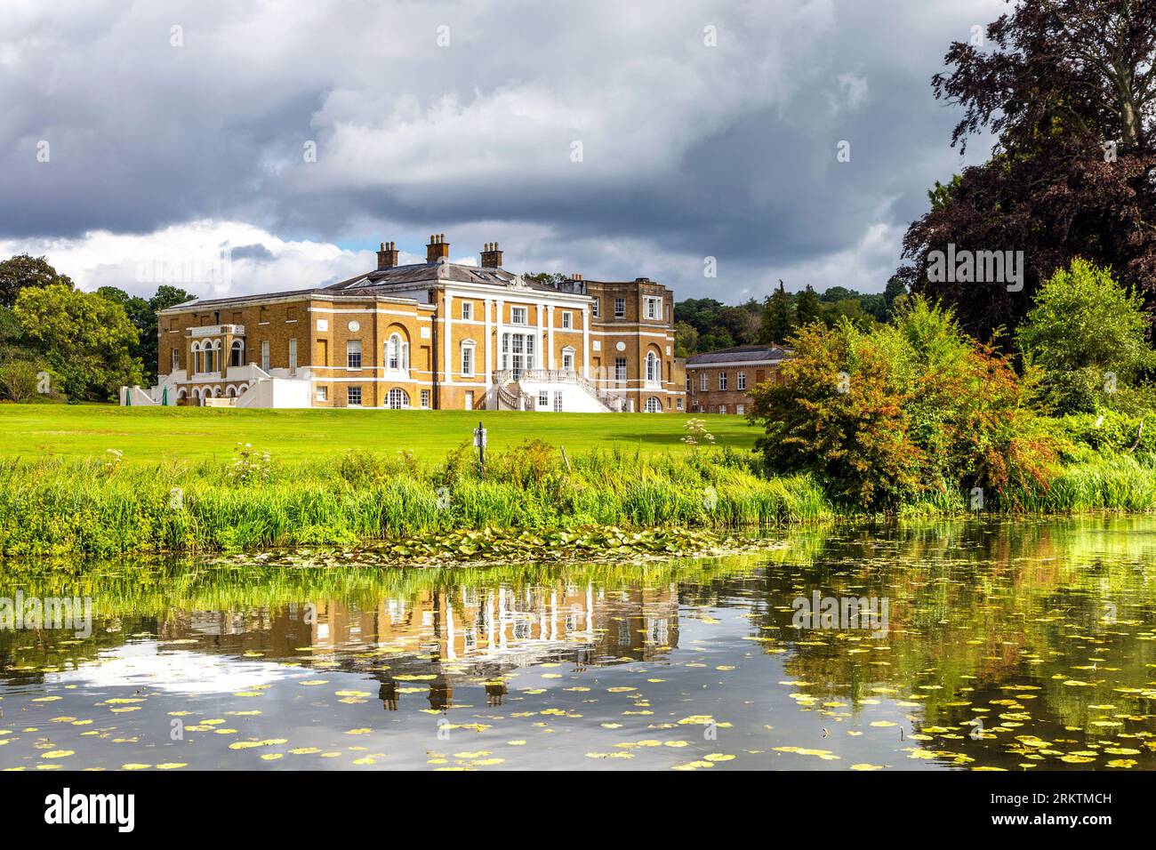 Esterno della residenza georgiana del XVIII secolo Waverley Abbey House vicino a Farnham, Surrey, Inghilterra Foto Stock