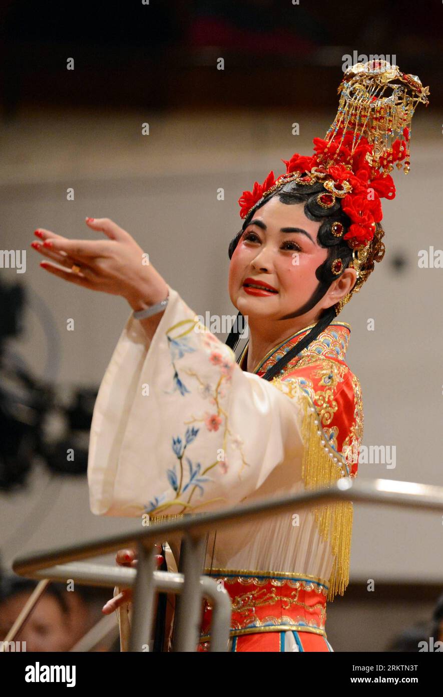 Bildnummer: 58518879 Datum: 26.09.2012 Copyright: imago/Xinhua BERLIN, 26 settembre 2012 - il soprano cinese Chen Junhua canta una canzone durante un concerto sinfonico a Berlino, Germania, 26 settembre 2012. Un concerto sinfonico commemorativo del 40° anniversario dell'instaurazione di relazioni diplomatiche bilaterali tra Cina e Germania si è tenuto qui mercoledì dall'Orchestra Sinfonica Nazionale della Cina. (Xinhua/ma Ning) (lyx) GERMANIA-BERLINO-CINA-ORCHESTRA SINFONICA-CONCERTO PUBLICATIONxNOTxINxCHN Kultur Musik People Porträt x0x xmb 2012 hoch 58518879 Data 26 09 2012 Copyright Imago XINHUA Berlino settembre 26 Foto Stock